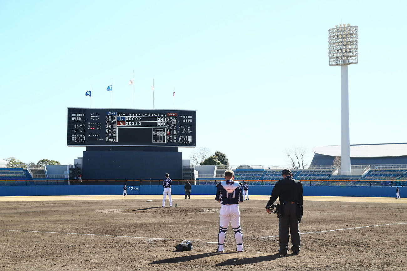 楽天対西武　試合を中断し、東日本大震災発生時刻の午後2時46分、黙とうをささげるグラウンドの選手たち（撮影・足立雅史）