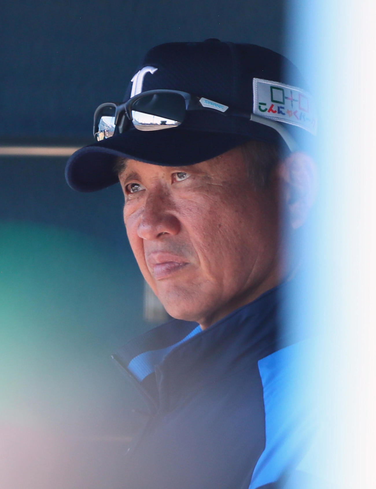 楽天対西武　試合を見つめる西武辻監督（撮影・足立雅史）