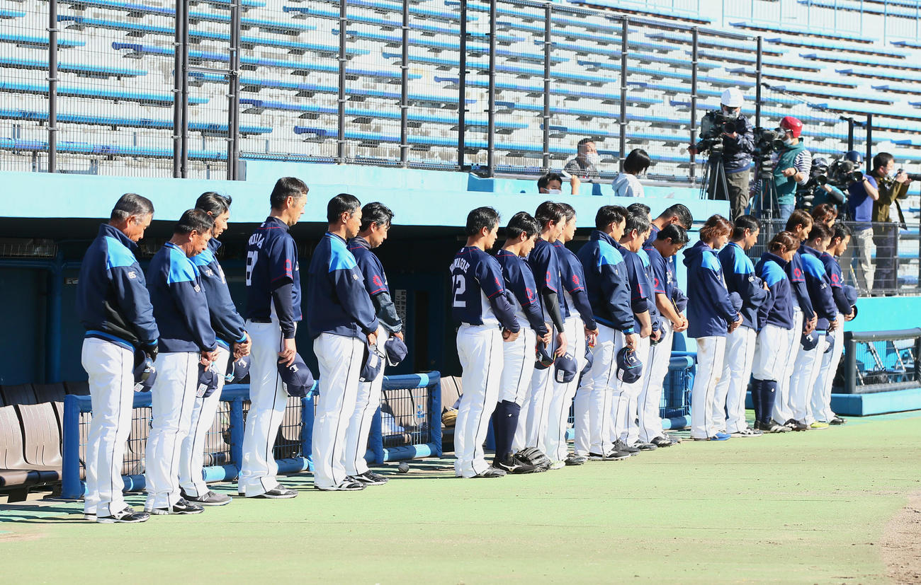 楽天対西武　試合を中断し、東日本大震災発生時刻の午後2時46分、黙とうをささげる西武ナイン（撮影・足立雅史）