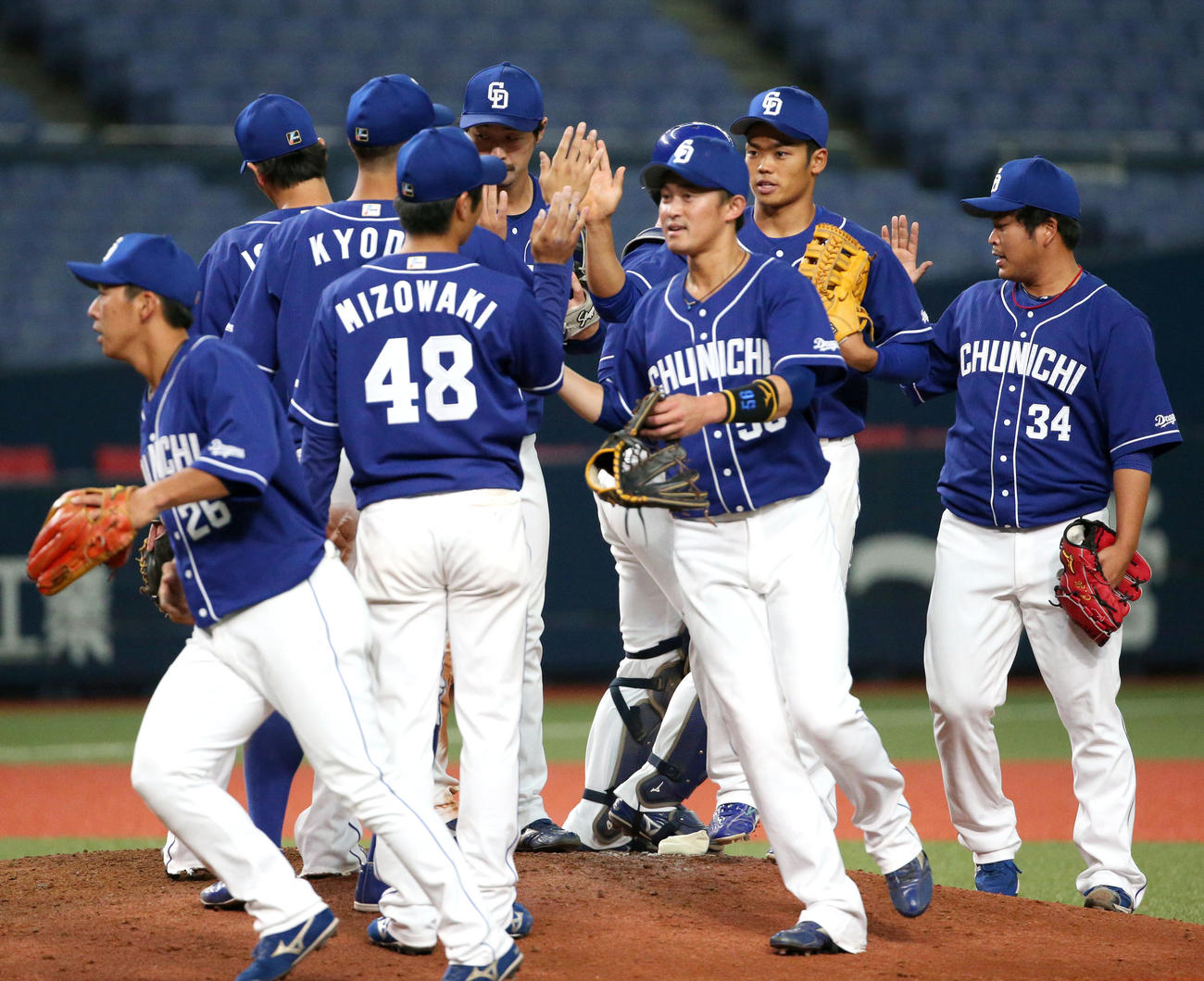 オリックス対中日　オリックスに勝利しハイタッチする中日ナイン（撮影・上山淳一）
