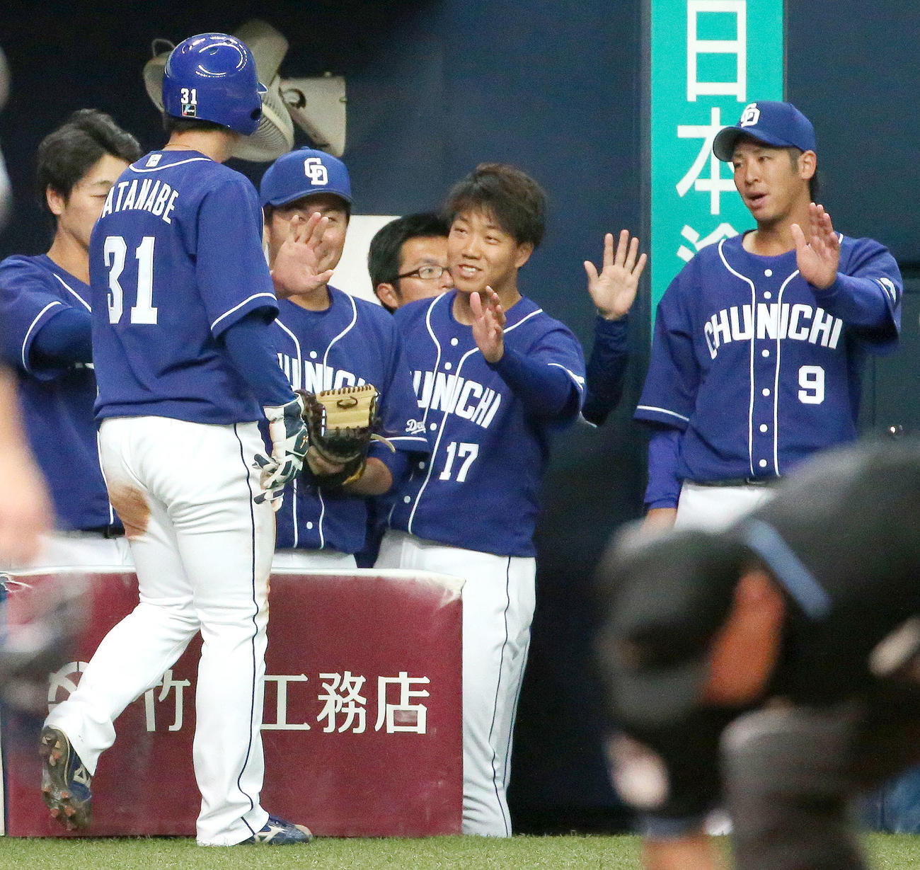 オリックス対中日　5回表中日無死一、三塁、柳（中央）は石橋のスクイズで生還した渡辺（手前左）を笑顔で出迎える（撮影・上山淳一）