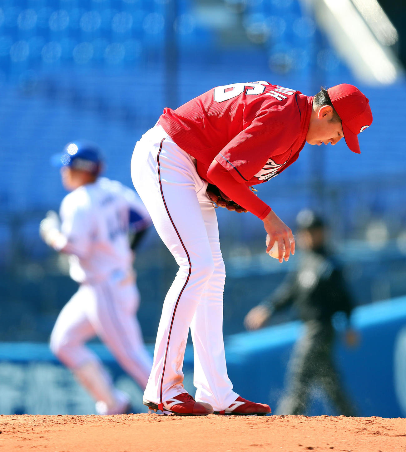 DeNA対広島　3回裏DeNA無死一、二塁、佐野（左）に3点本塁打をを浴びる遠藤（撮影・大野祥一）