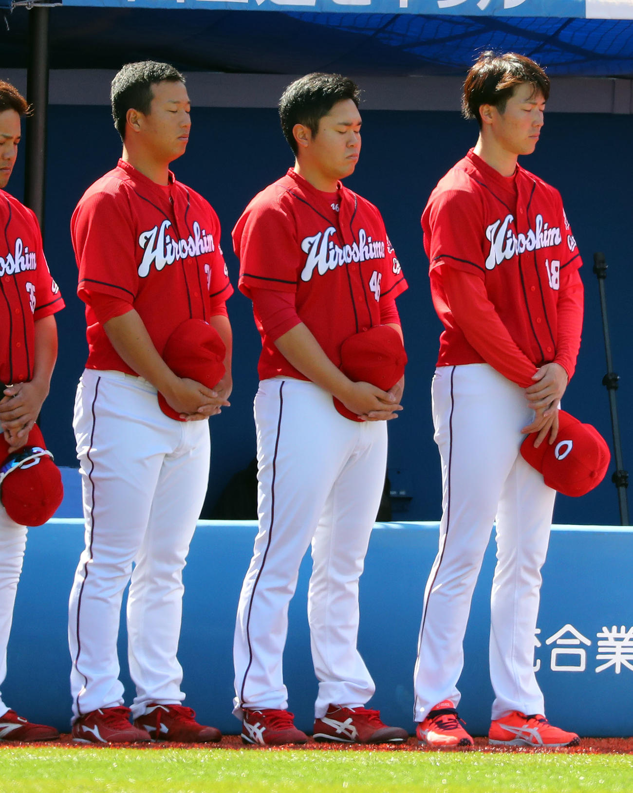DeNA対広島　試合前、黙とうをささげる高橋樹（中央）ら広島の選手たち（撮影・大野祥一）