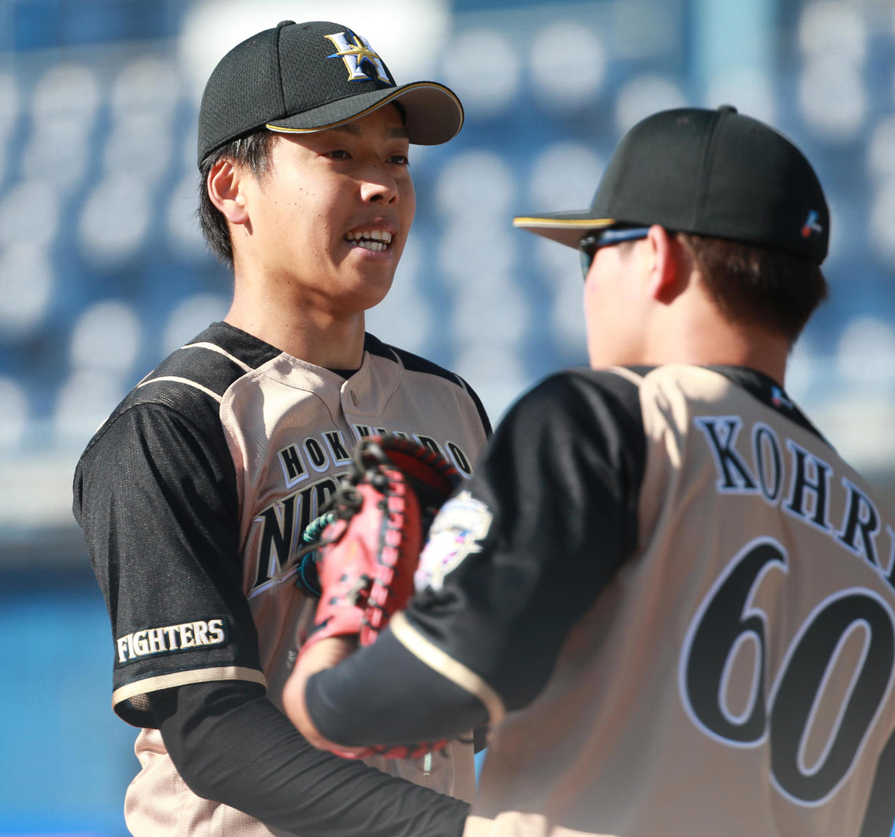 ロッテ対日本ハム　笑顔でベンチに戻る日本ハム杉浦（左）（撮影・中島郁夫）