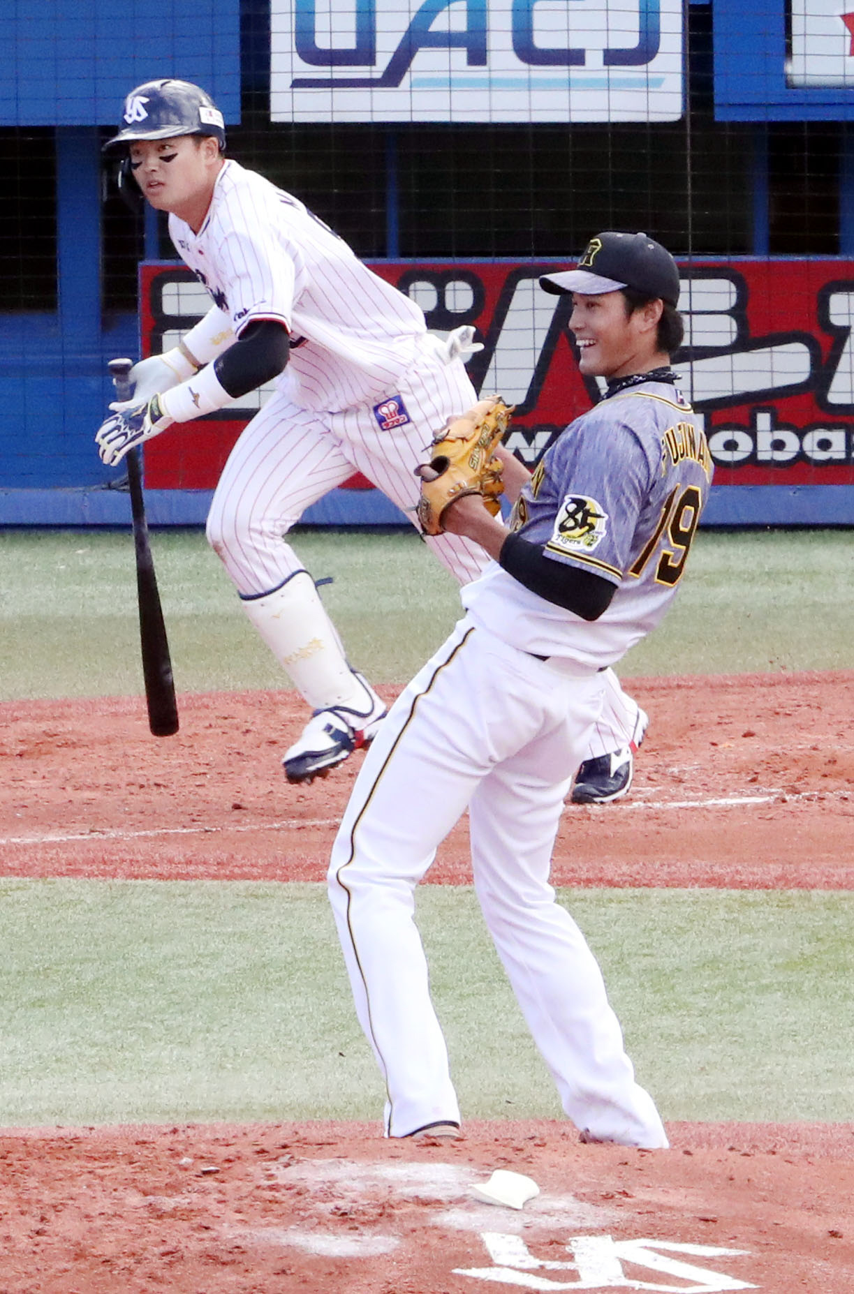 ヤクルト対阪神　4回裏ヤクルト1死、右飛に打ち取るも村上の打球に驚く藤浪（撮影・狩俣裕三）
