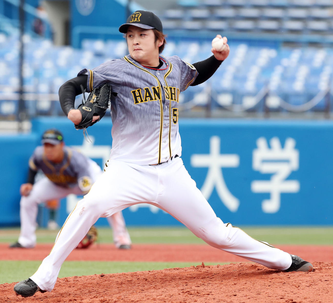 ヤクルト対阪神　6回、阪神3番手で登板し力投する飯田（撮影・垰建太）
