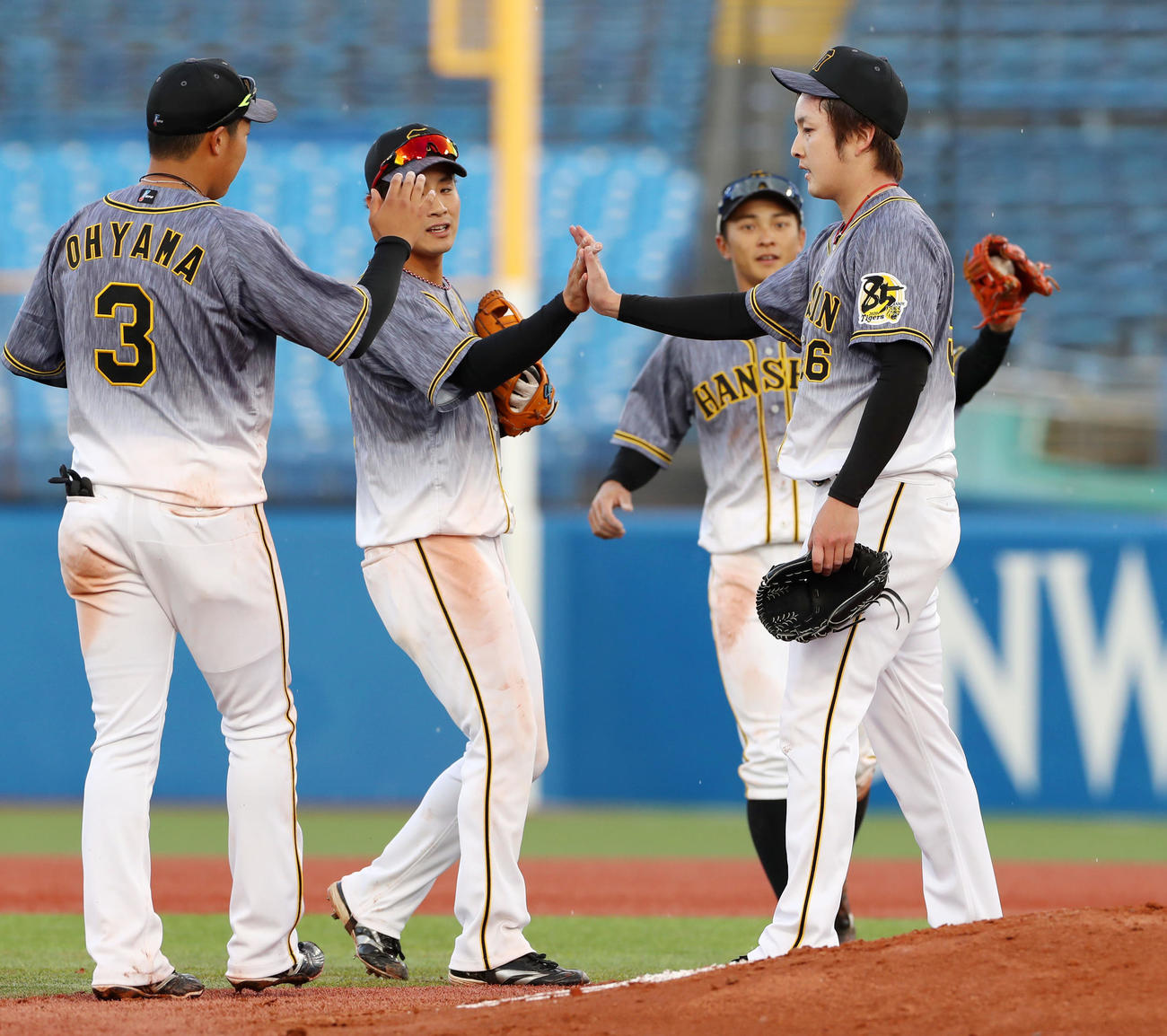 ヤクルト対阪神　ヤクルトに勝利しマウンドでナインとハイタッチする飯田（撮影・加藤哉）