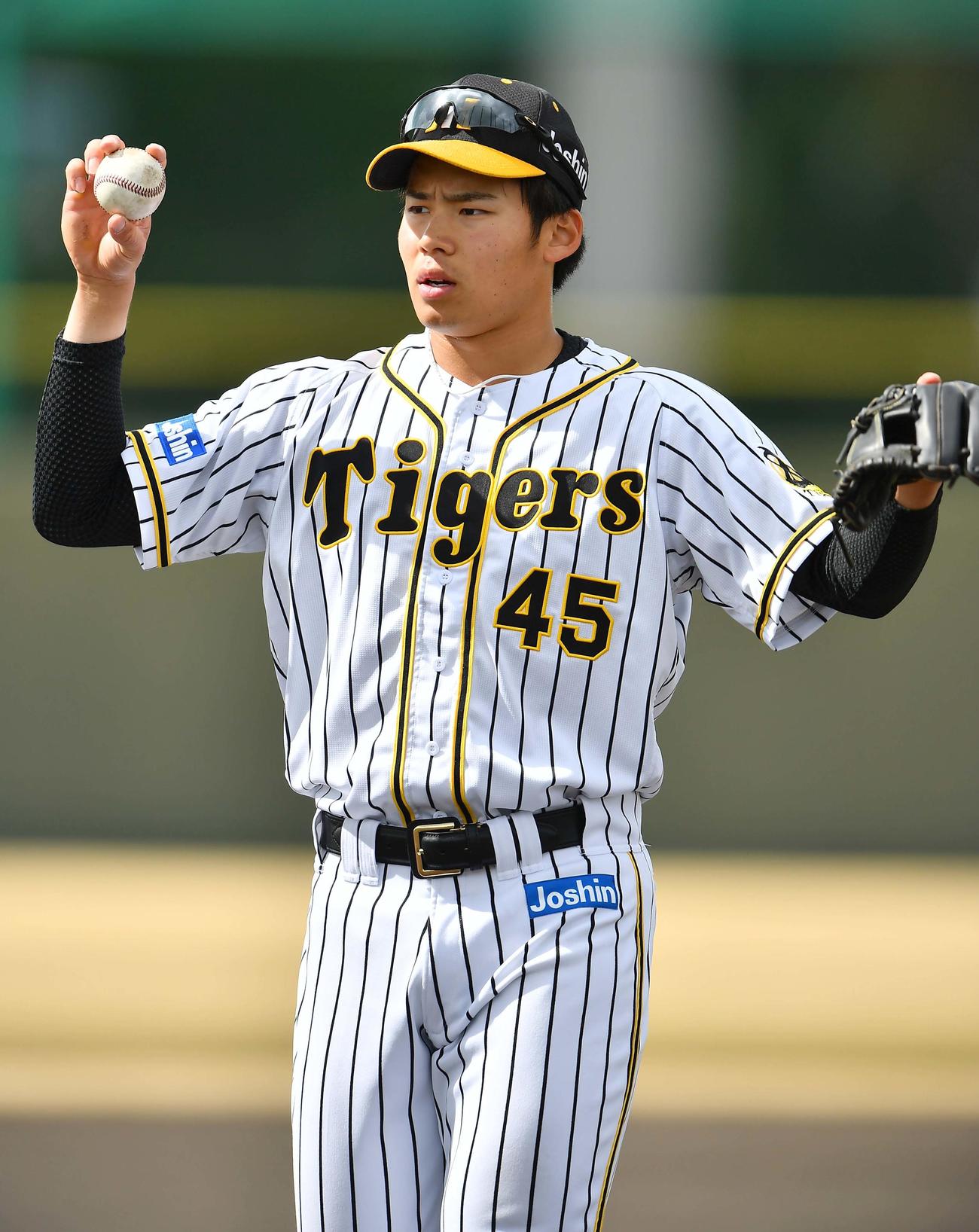 キャッチボールをして汗を流す遠藤成（撮影・上田博志）