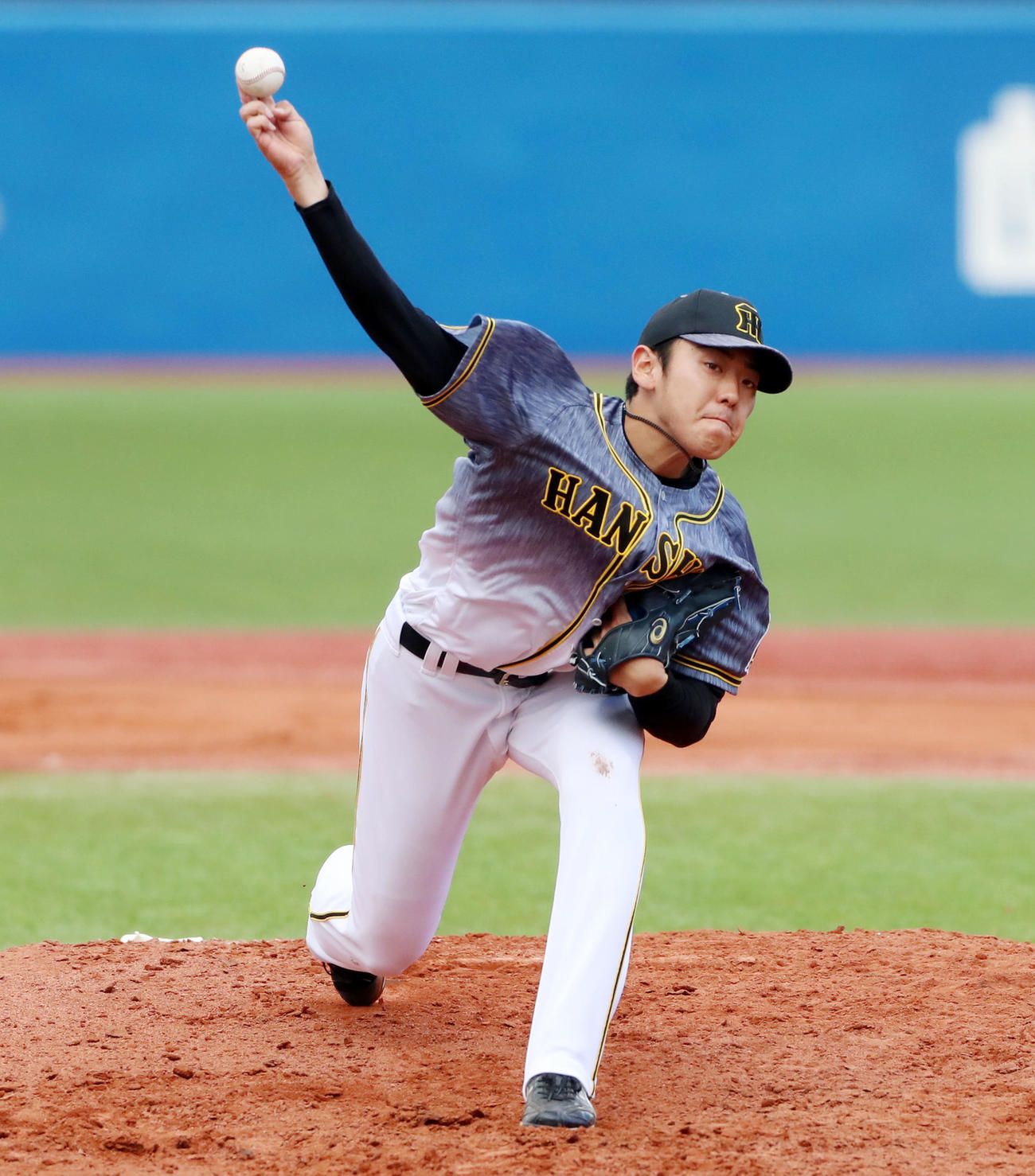 ヤクルト対阪神　5回裏から阪神2番手で登板した小川（撮影・加藤哉）