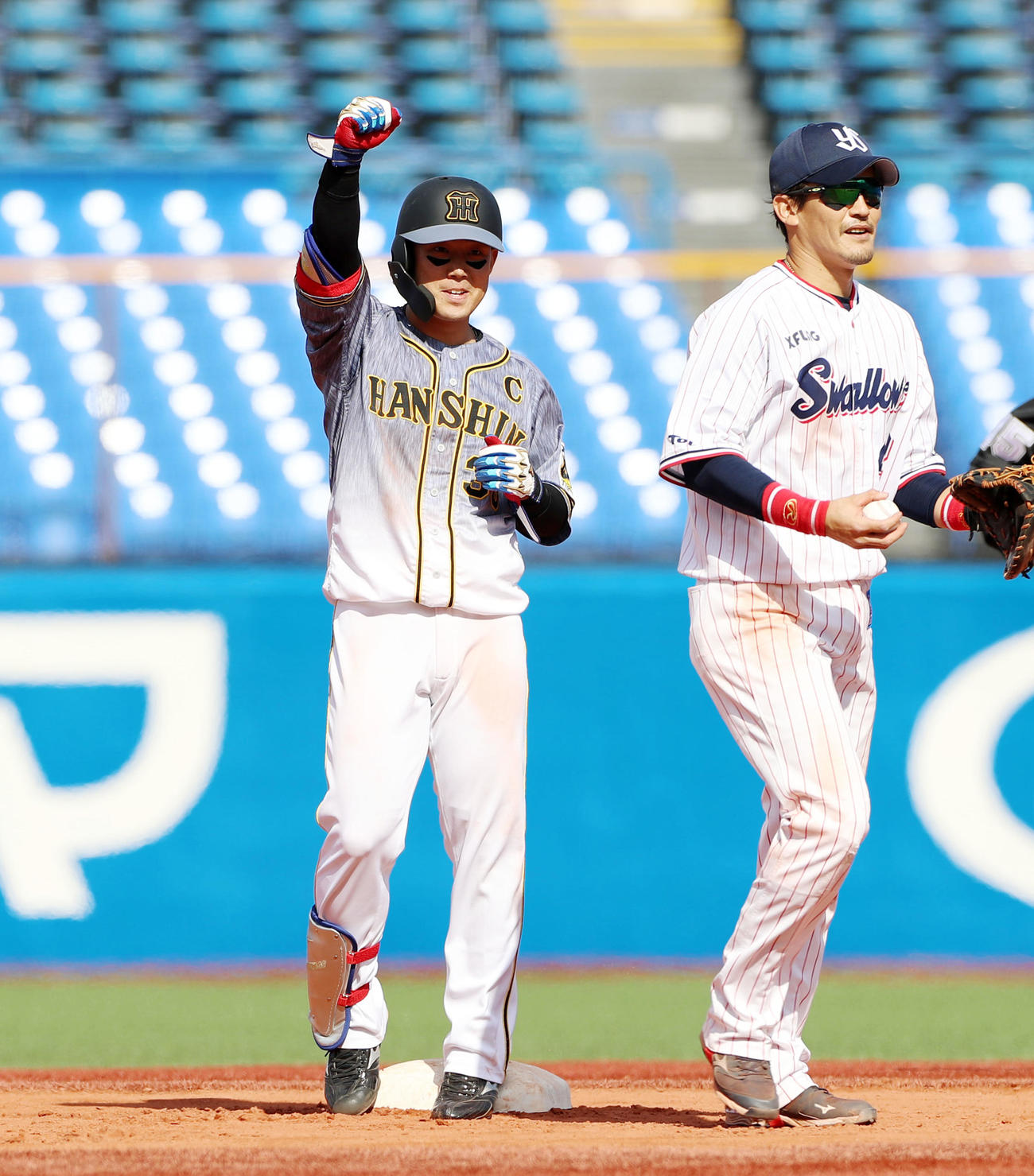 ヤクルト対阪神　4回表阪神2死二塁、糸原は右越えに適時二塁打を放ちポーズ（撮影・加藤哉）