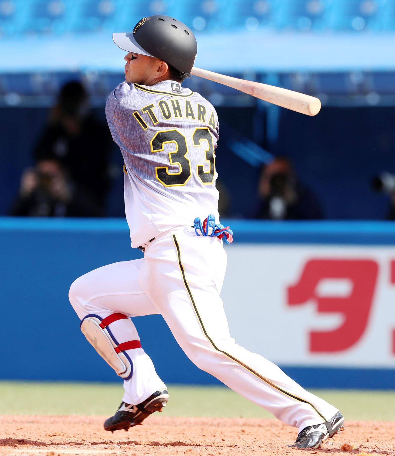 ヤクルト対阪神　4回表阪神2死、糸原は右越え二塁打を放つ（撮影・加藤哉）