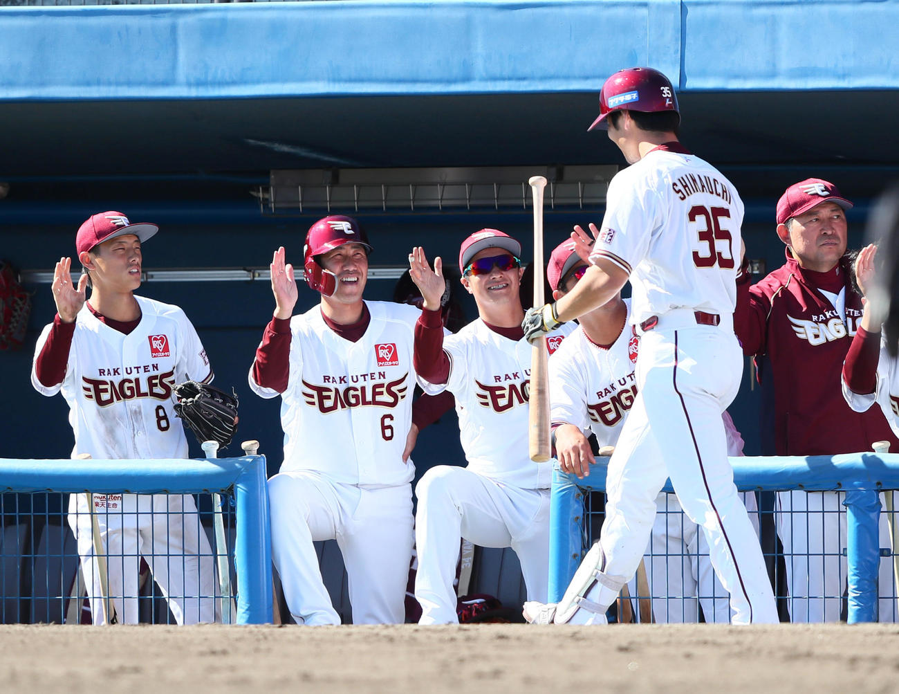楽天対西武　3回裏楽天2死一、三塁、中越え3点本塁打を放った島内（手前右）を笑顔で迎える銀次（左から3人目）らナイン（撮影・足立雅史）
