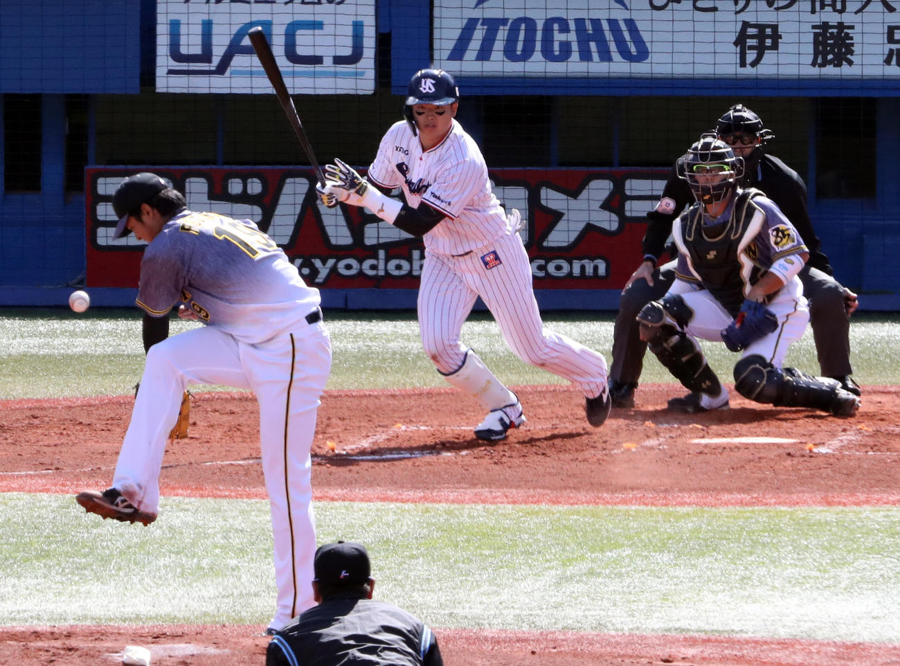 ヤクルト対阪神　1回裏ヤクルト2死一塁、藤浪の右足に打球を当て、内野安打となる村上（撮影・狩俣裕三）