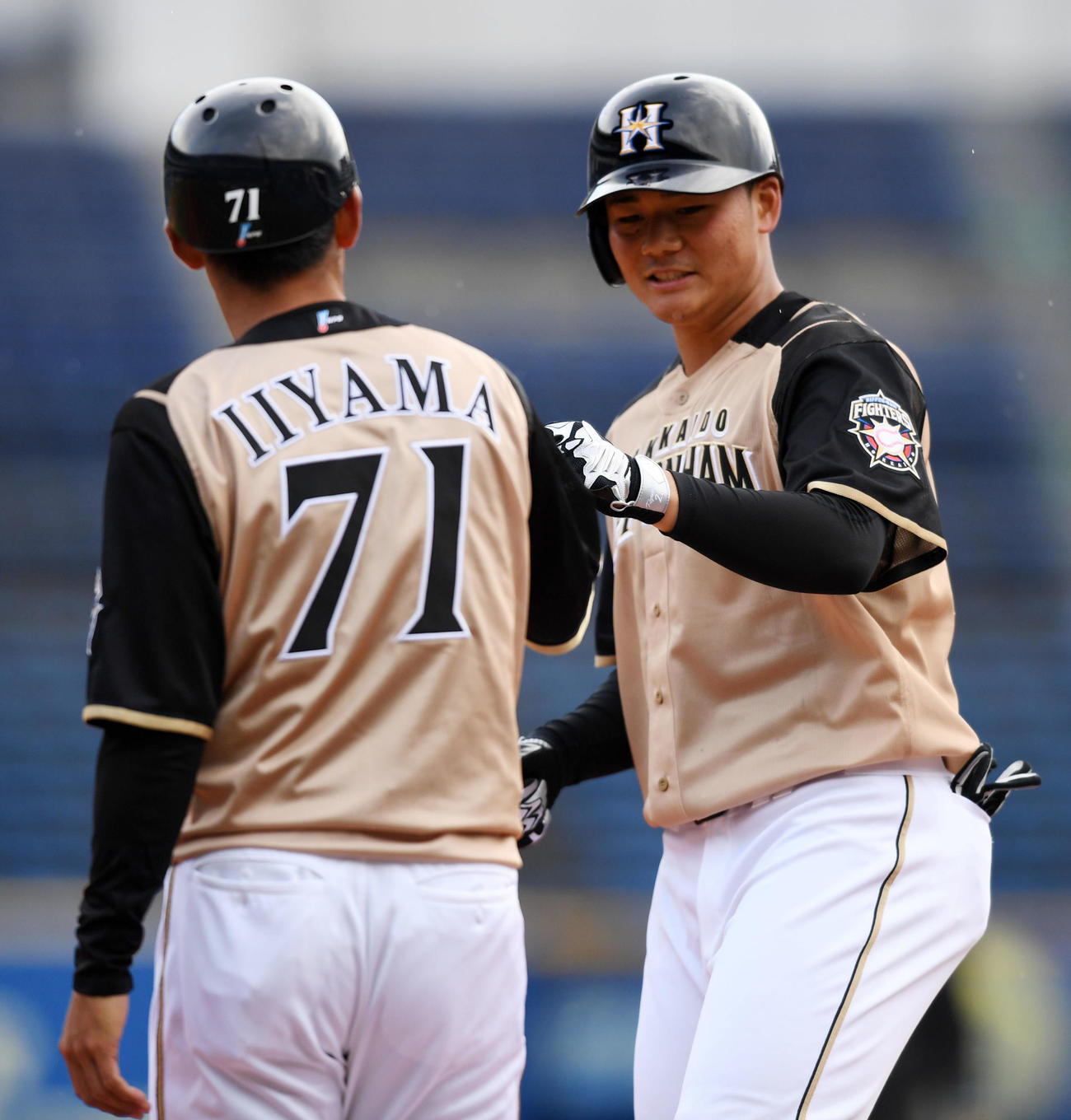 ロッテ対日本ハム　9回表日本ハム1死、右前打を放ちタッチを交わす清宮（撮影・横山健太）
