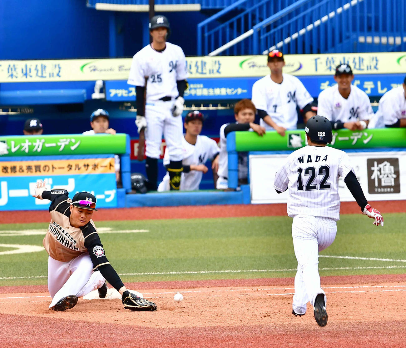 ロッテ対日本ハム　9回裏ロッテ無死一塁、一塁走者の代走和田（右）は安田の中飛で飛び出すも日本ハム清宮がそれた送球を捕球できず併殺を逃れる（撮影・小沢裕）