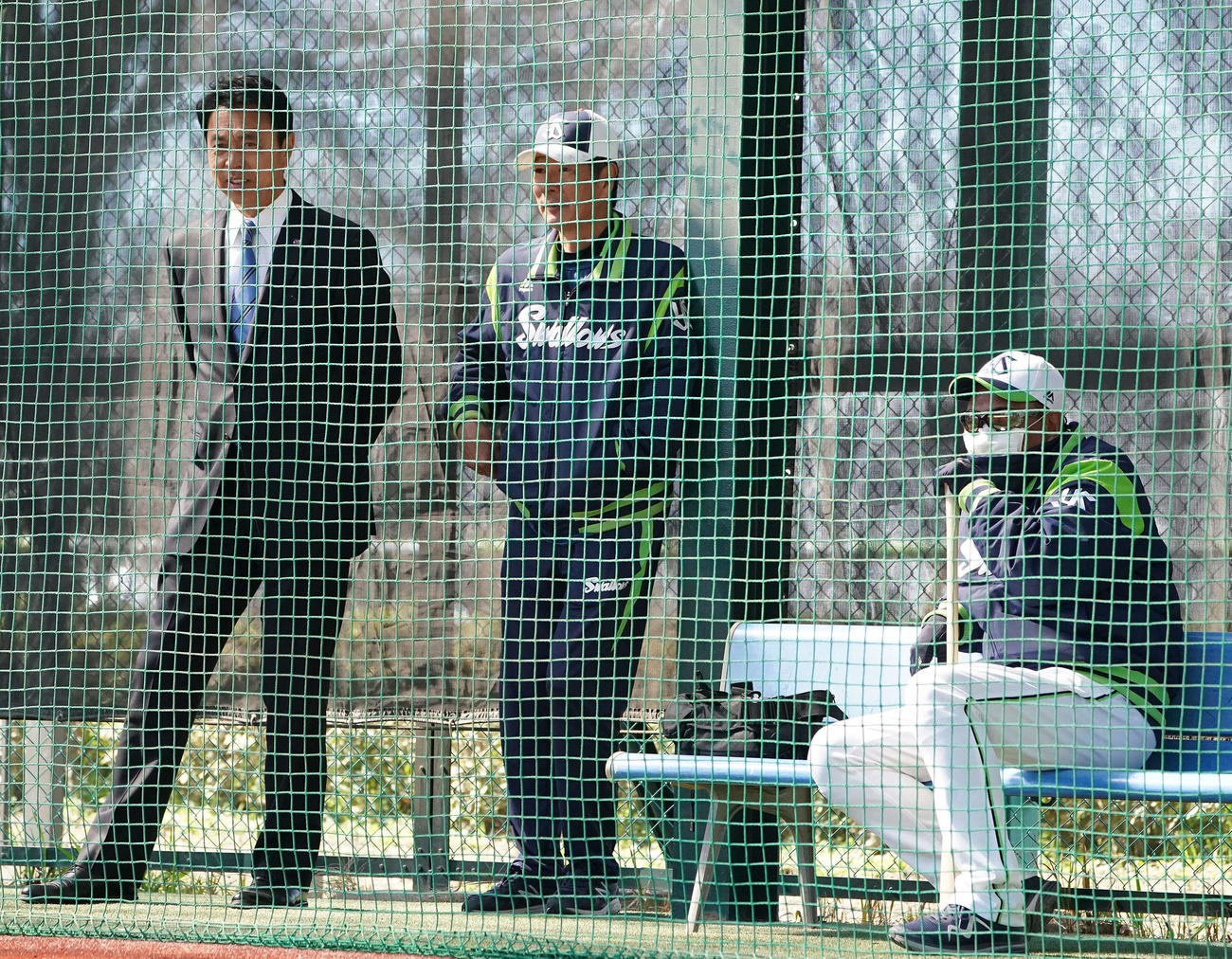 奥川のブルペンでの投球を見つめるヤクルト小川GM（左）と池山2軍監督（右）（撮影・鈴木みどり）