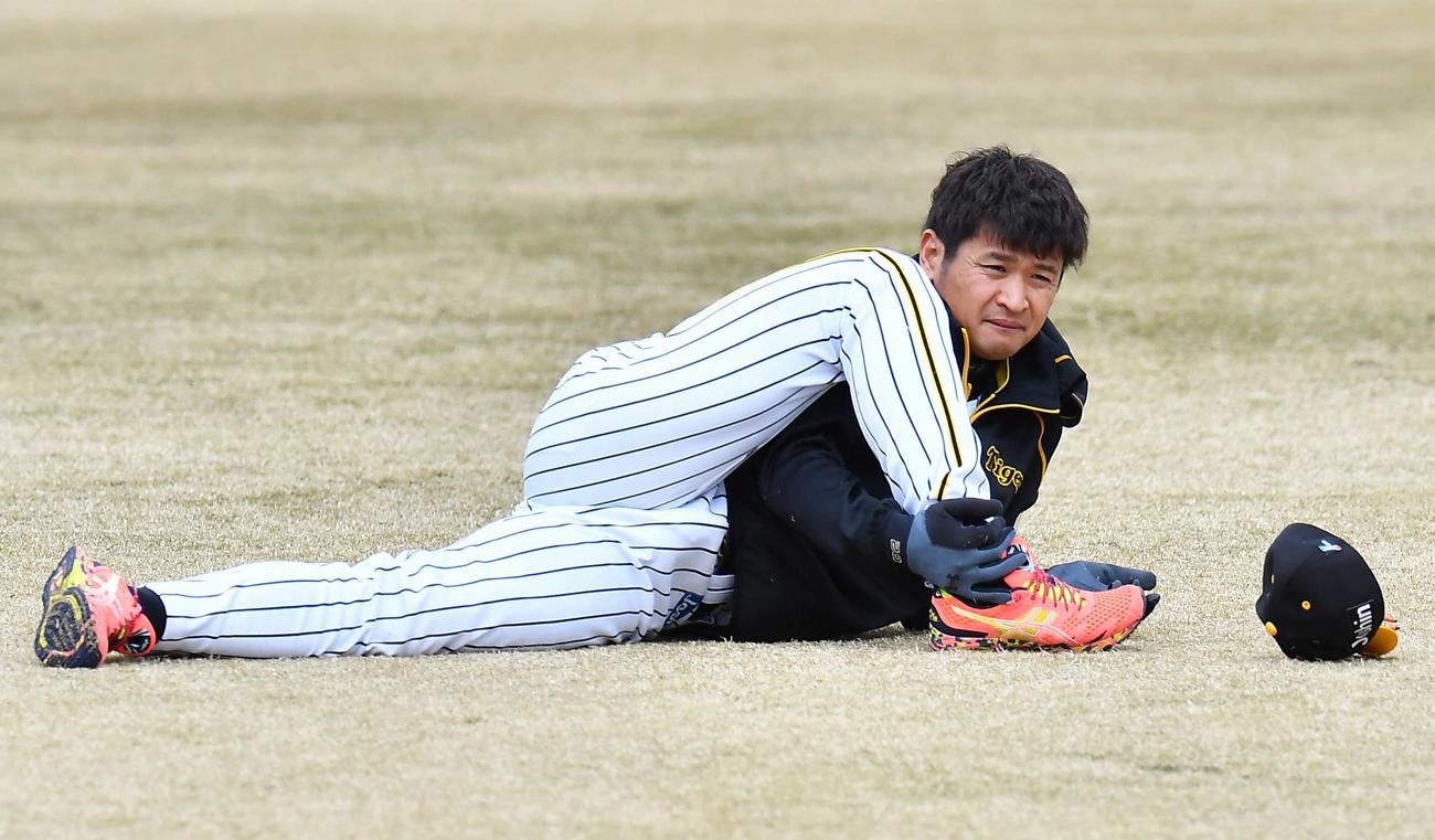 ストレッチをして体をほぐす中田賢一（撮影・上田博志）
