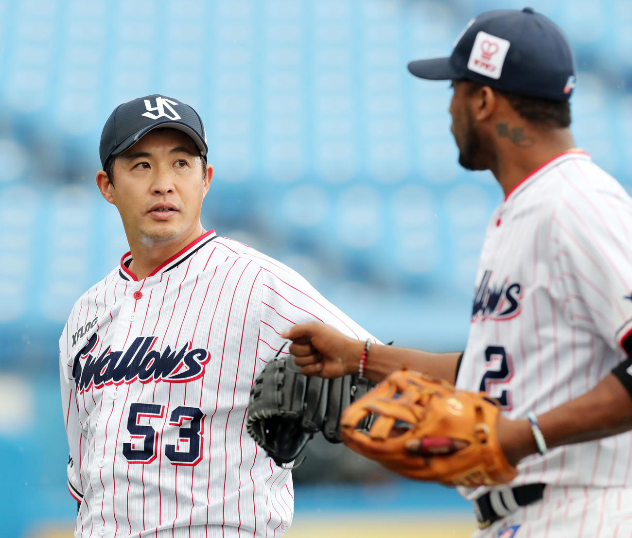 ヤクルト対阪神　7回の登板を終え1失点のヤクルト五十嵐（左）はエスコバーとタッチを交わし引き揚げる（撮影・垰建太）
