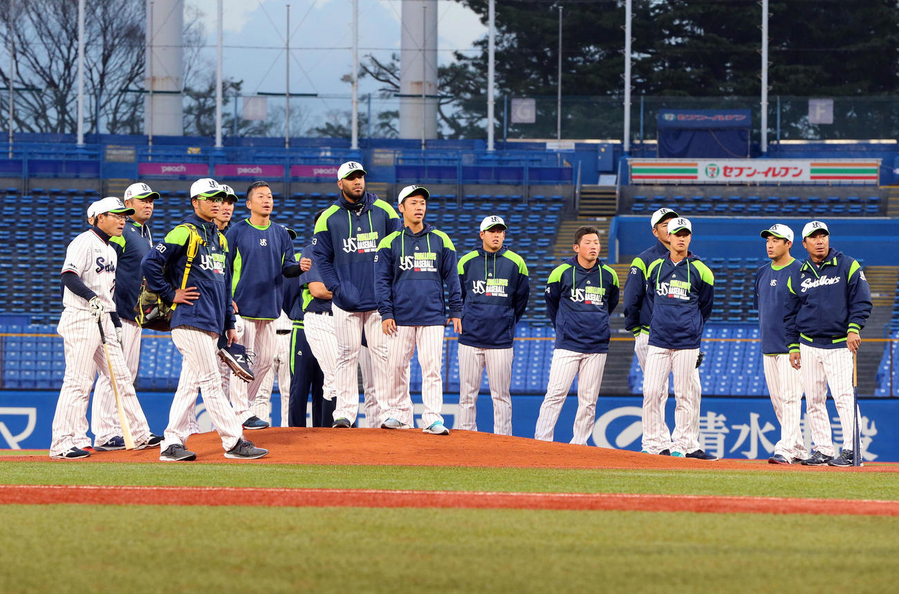 ヤクルト対阪神　試合後LED化された照明の中、マウンドから照明の確認を行うヤクルト投手陣（撮影・垰建太）