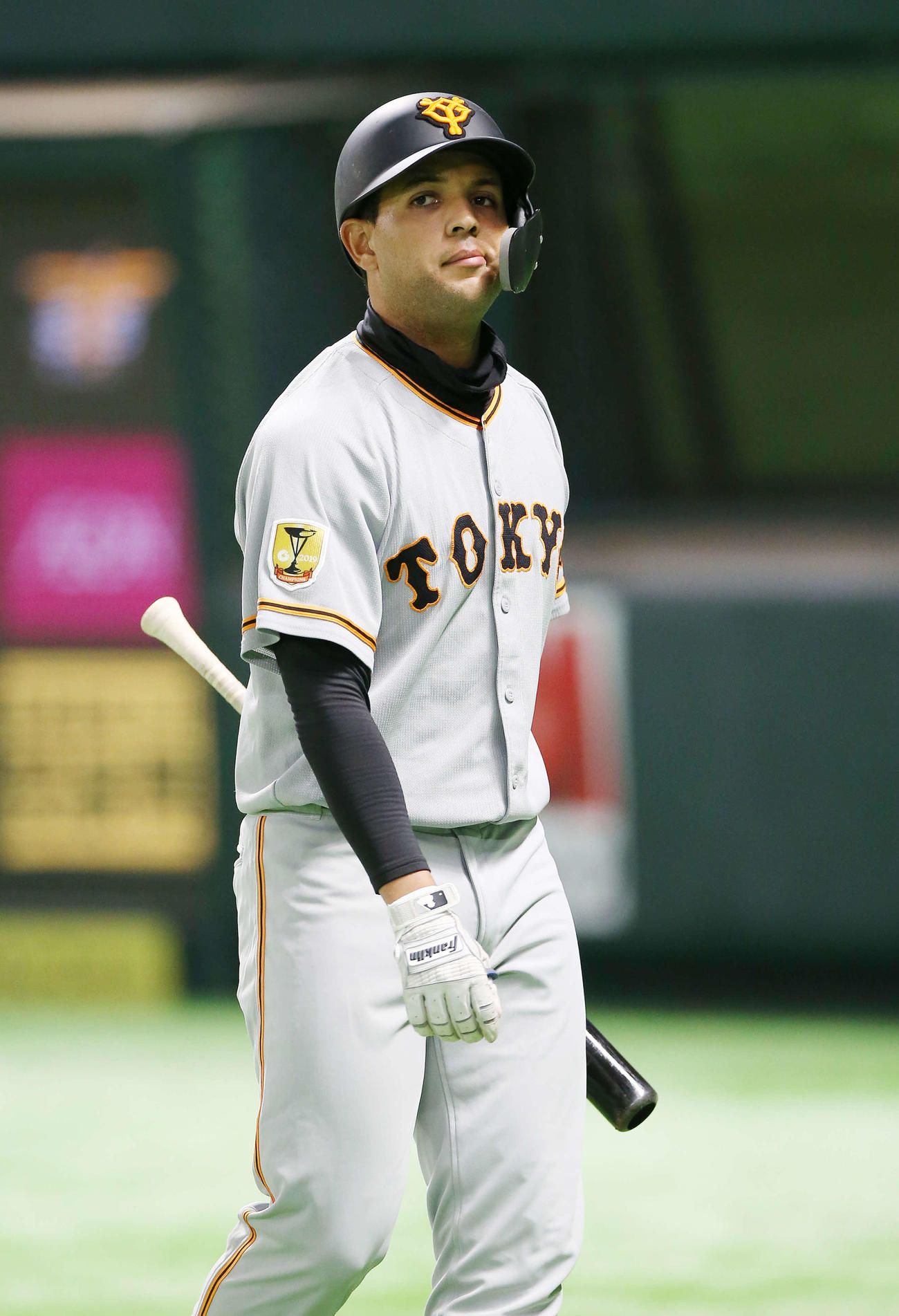 ソフトバンク対巨人　3回表巨人2死、見逃し三振に倒れ悔しそうにベンチに戻るウレーニャ（撮影・河野匠）