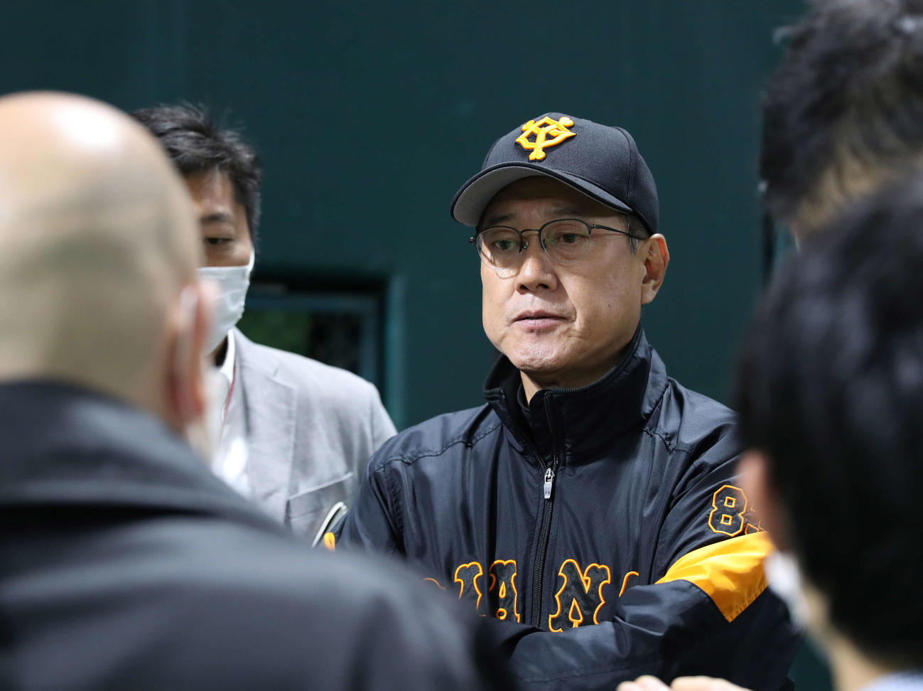 ソフトバンク対巨人　ソフトバンクに連敗し、険しい表情で取材に応じる原監督（撮影・河野匠）