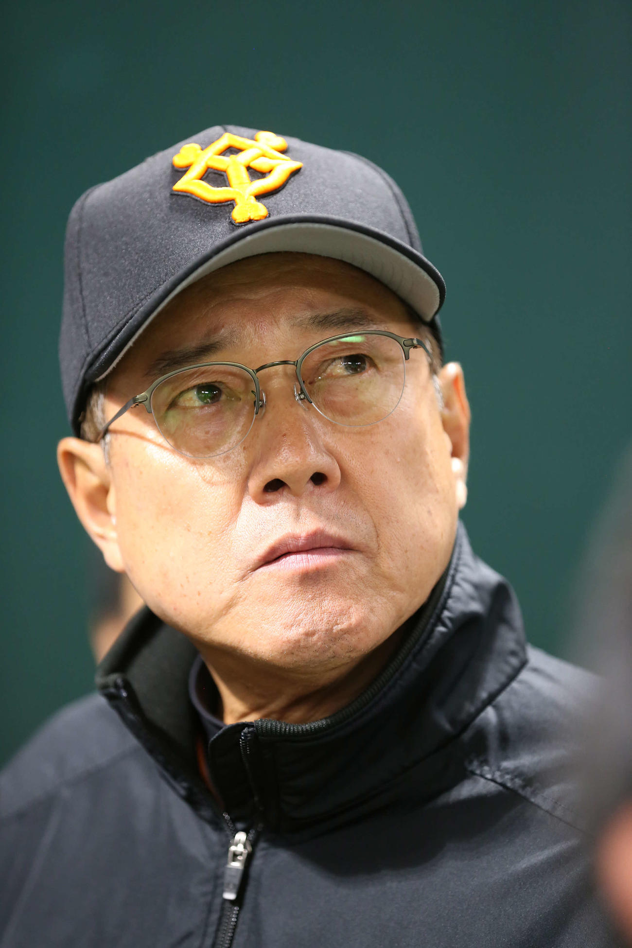 ソフトバンク対巨人　ソフトバンクに連敗し、試合後の取材で遠くを見つめる原監督（撮影・河野匠）