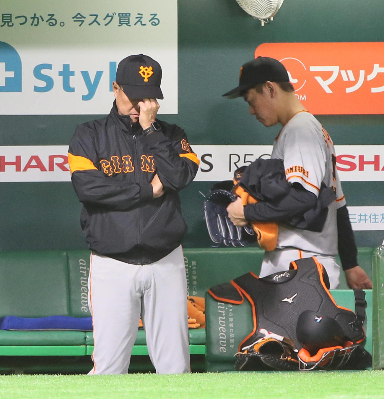 ソフトバンク対巨人　4回途中4失点で降板した桜井（右）とベンチの原監督（撮影・栗木一考）
