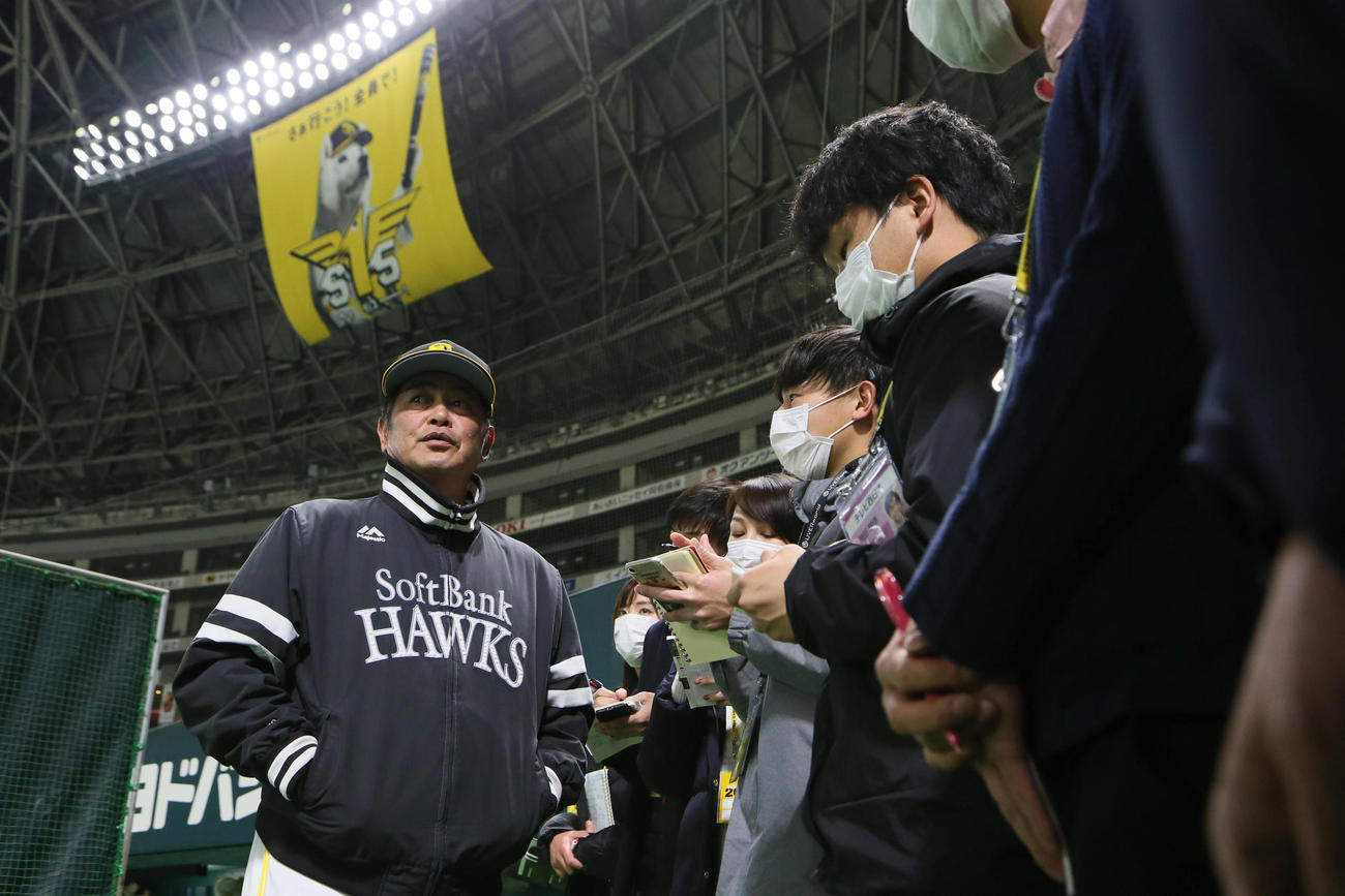 試合前、記者の質問に答えるソフトバンク工藤公康監督（撮影・栗木一考）