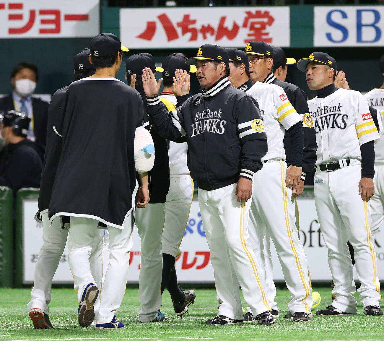 ソフトバンク対巨人　巨人に連勝し、ナインを迎えるソフトバンク工藤監督（中央）（撮影・河野匠）