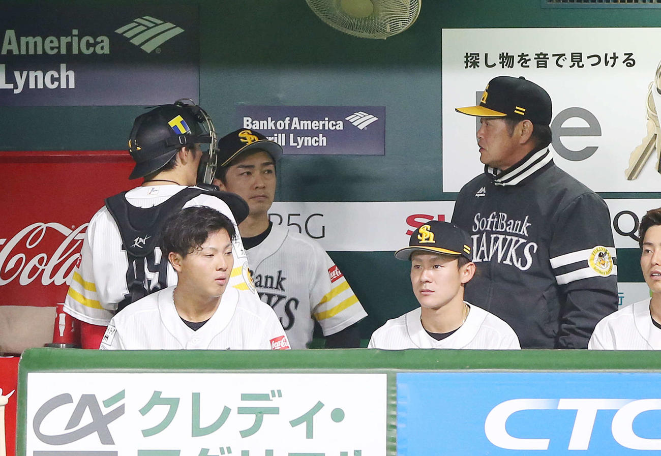 ソフトバンク対巨人　5回表を投げ終えた和田（左後方）と甲斐（左後方から2人目）に声を掛ける工藤監督（撮影・河野匠）