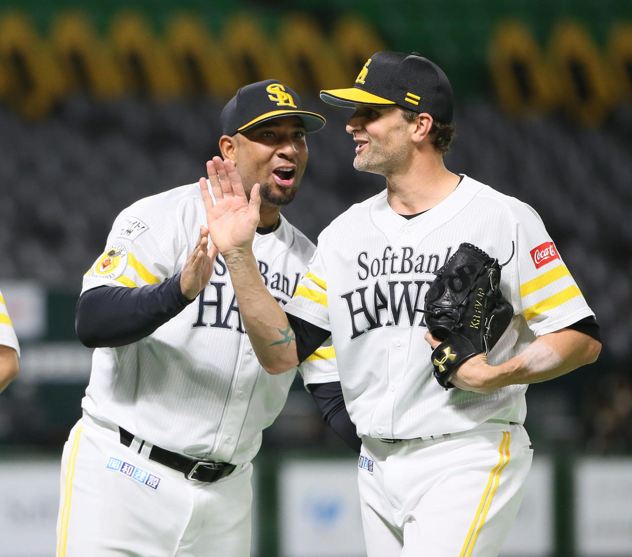 ソフトバンク対巨人　オープン戦　9回に登板したデニス・サファテはウラディミール・バレンティン（左）と笑顔のタッチ（撮影・栗木一考）