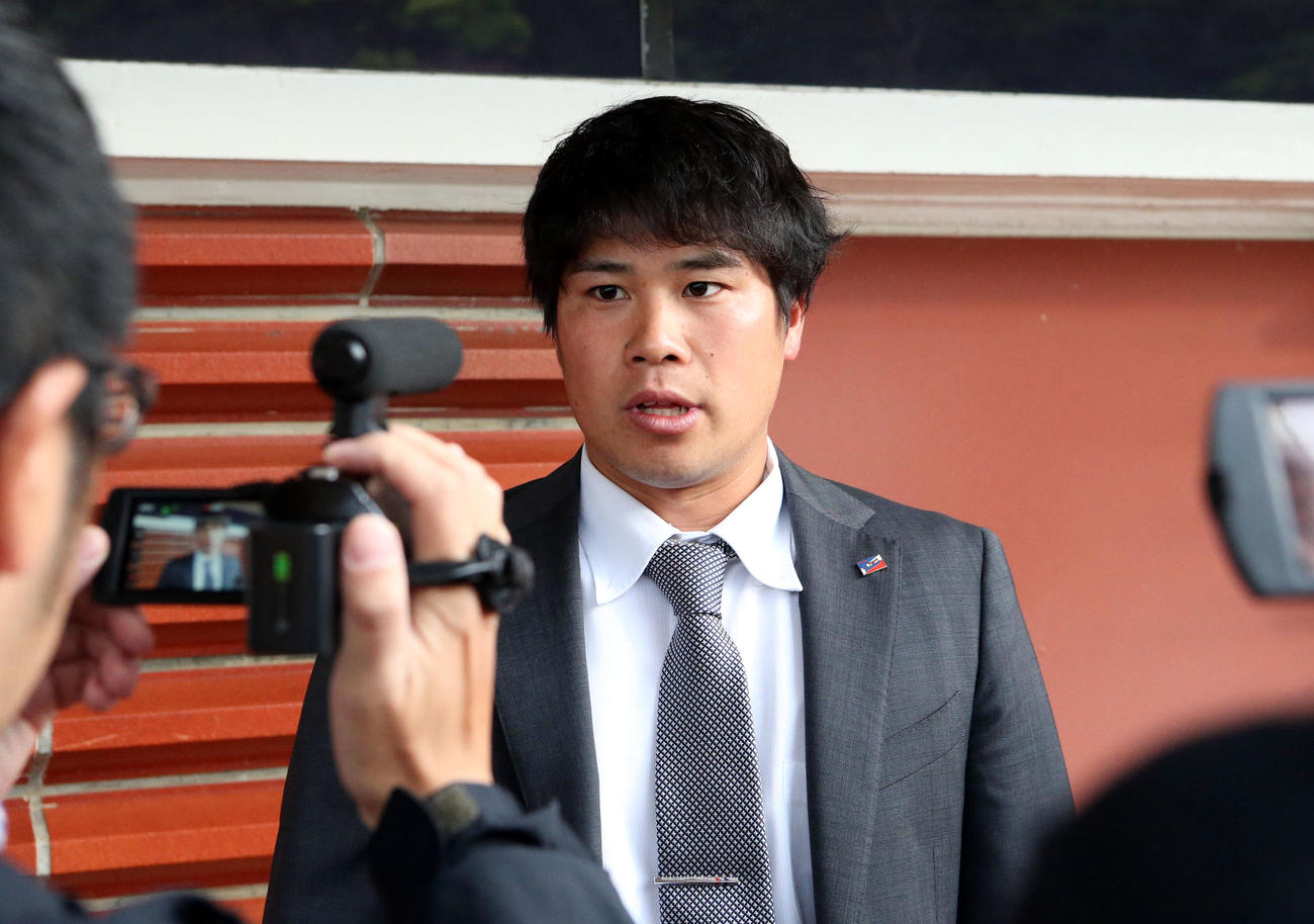 キャンプ離脱で帰京する前、宿舎で報道陣に対応する奥村（2020年2月10日撮影）