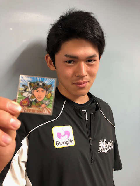 自身のシールを持つロッテ佐々木朗