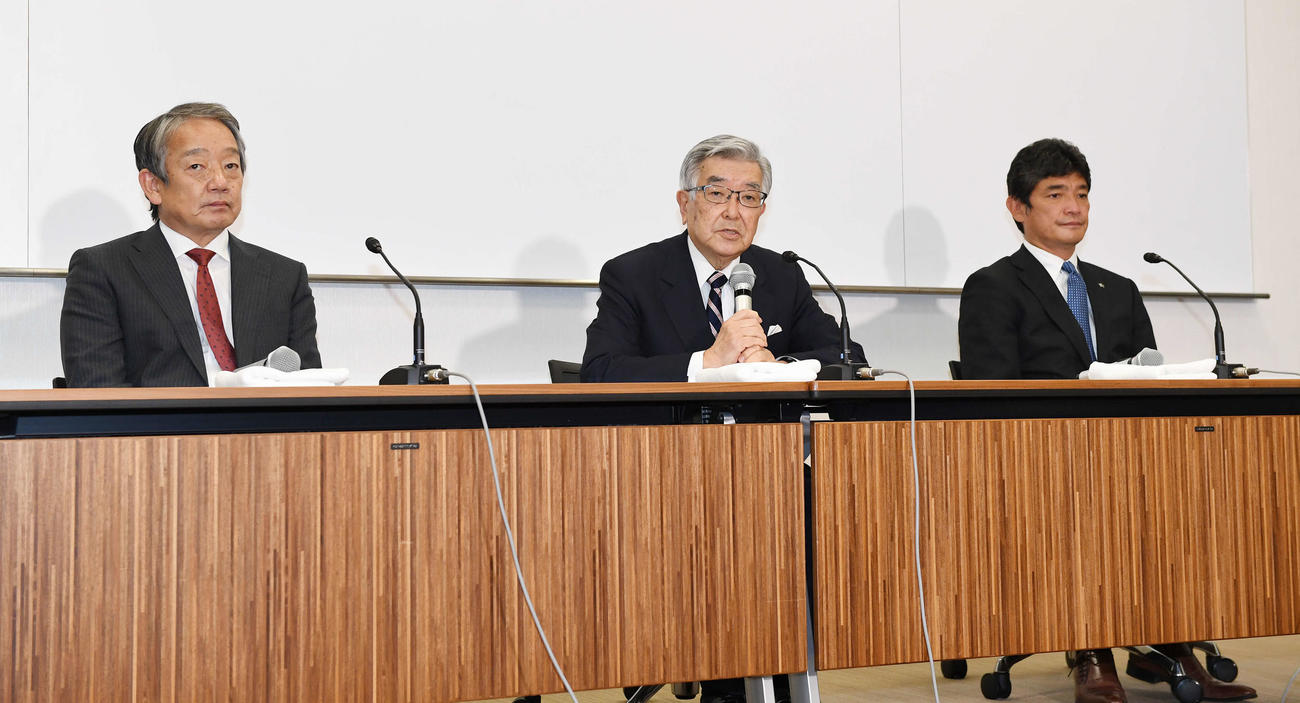 12球団代表者会議後会見に臨む、左から横田パ・リーグ理事長、斉藤コミッショナー、三原セ・リーグ理事長（撮影・鈴木みどり）