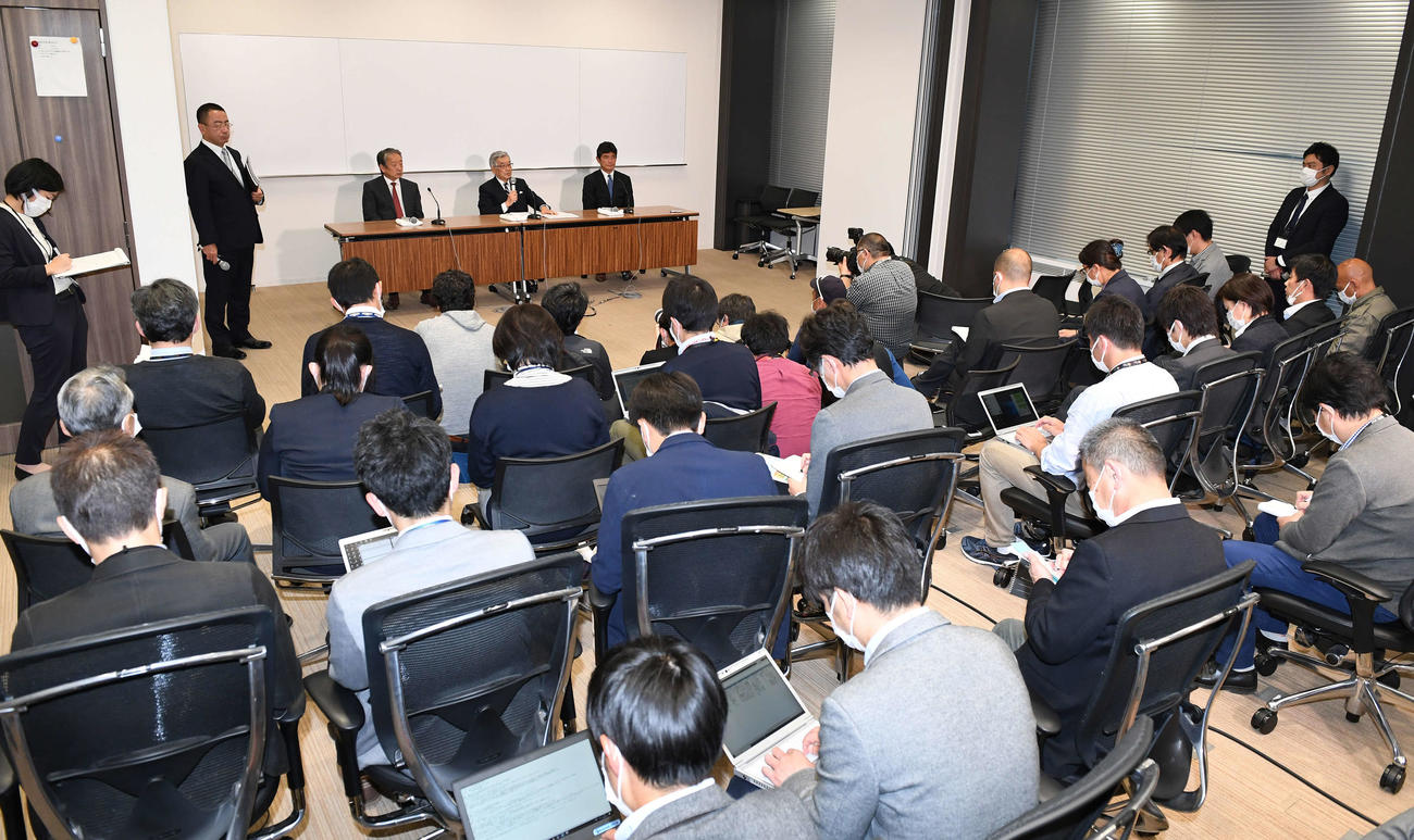 12球団代表者会議後会見に臨む、右奥から三原セ・リーグ理事長、斉藤コミッショナー、横田パ・リーグ理事長（撮影・鈴木みどり）