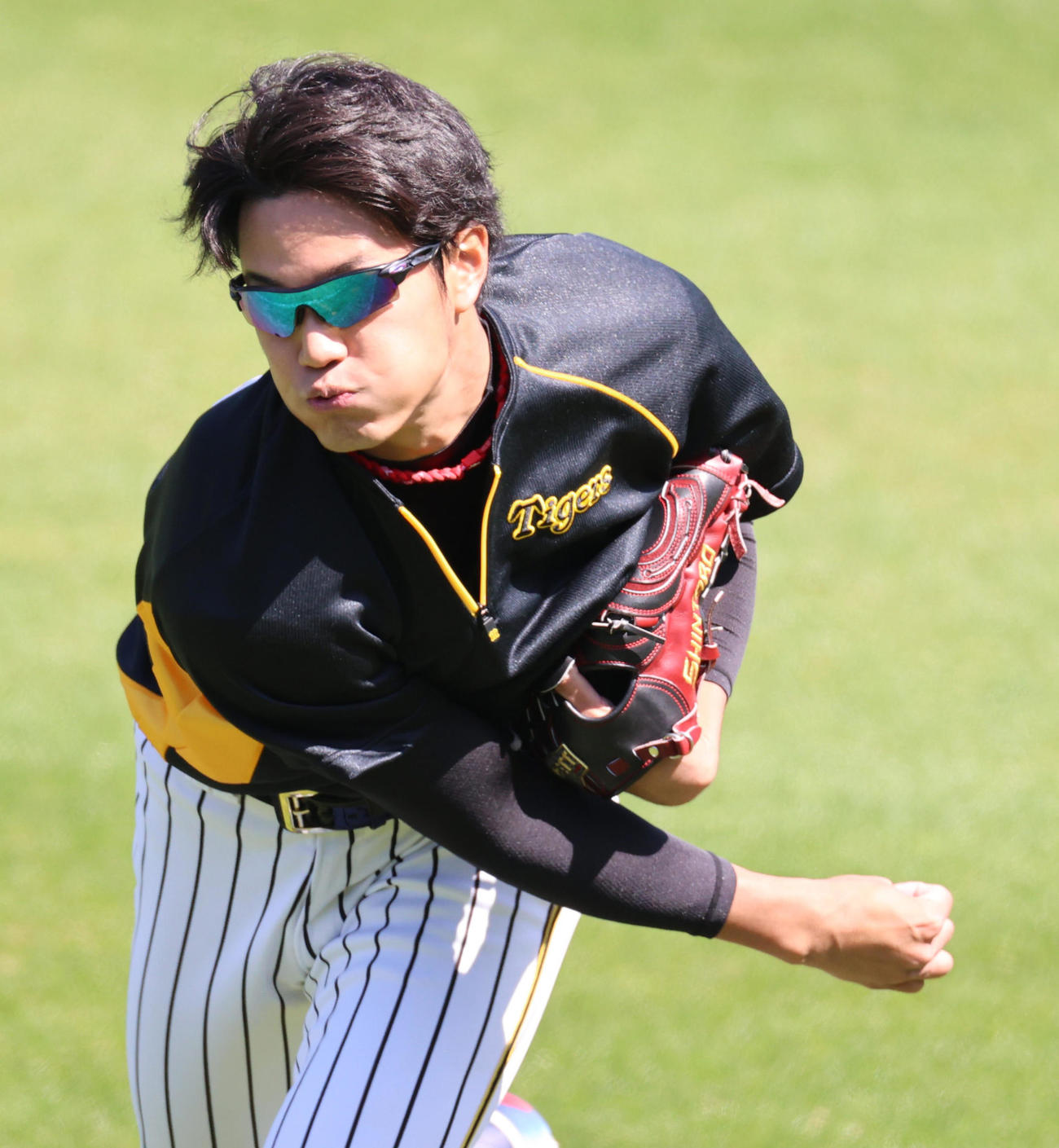 外野で投球練習を行う藤浪（撮影・清水貴仁）