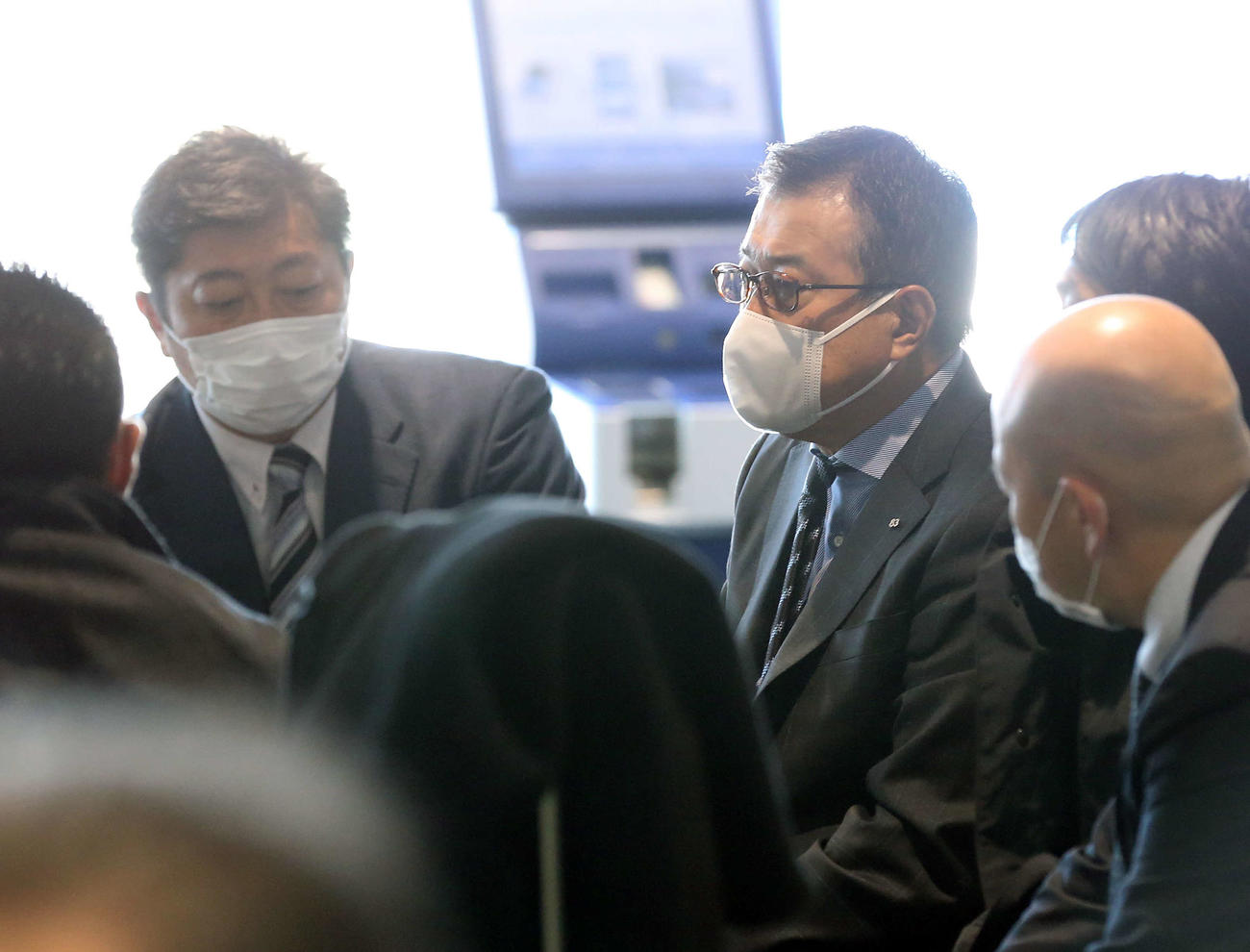 帰京前に福岡空港で取材に応じる巨人原監督（撮影・河野匠）