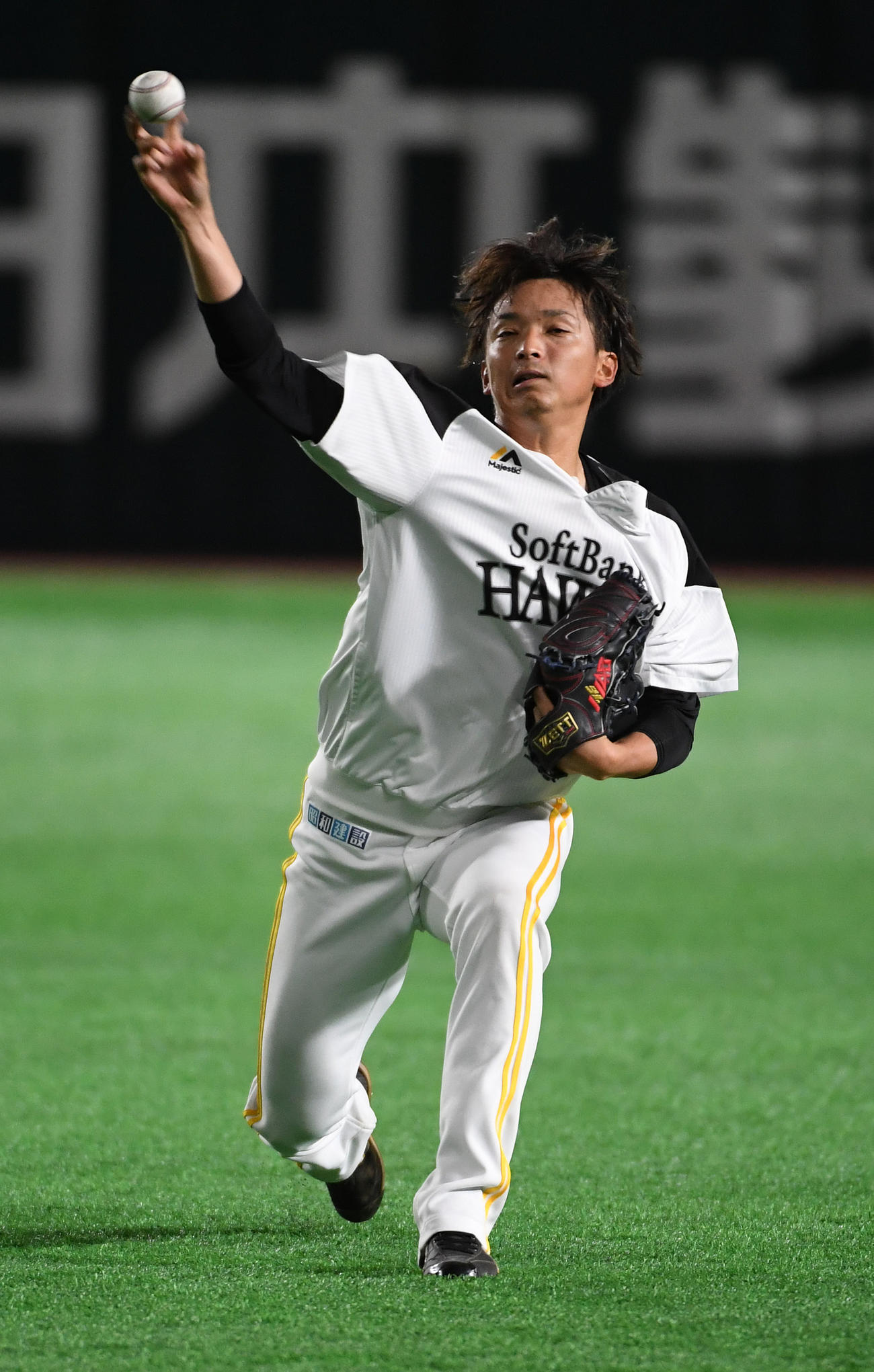 力の入った投球練習をする東浜（撮影・今浪浩三）