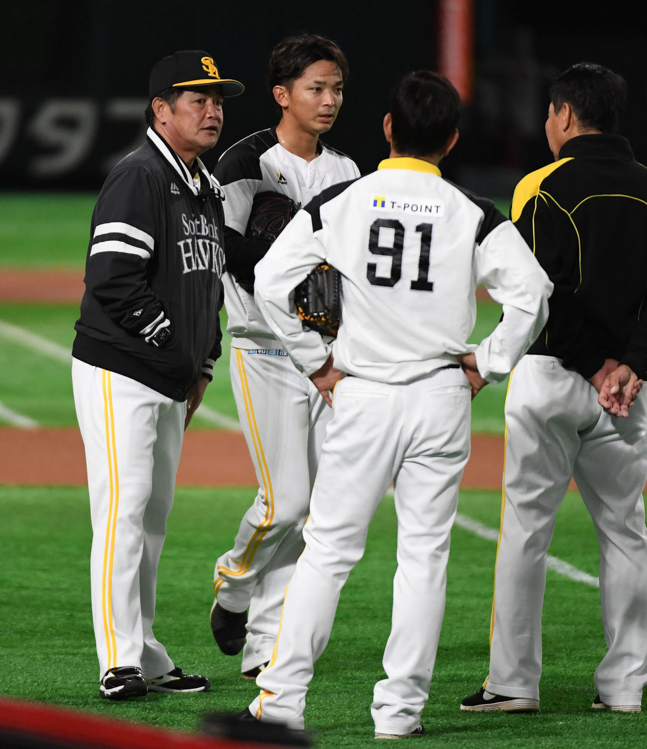 投球練習を終えた東浜と話をする工藤監督（撮影・今浪浩三）