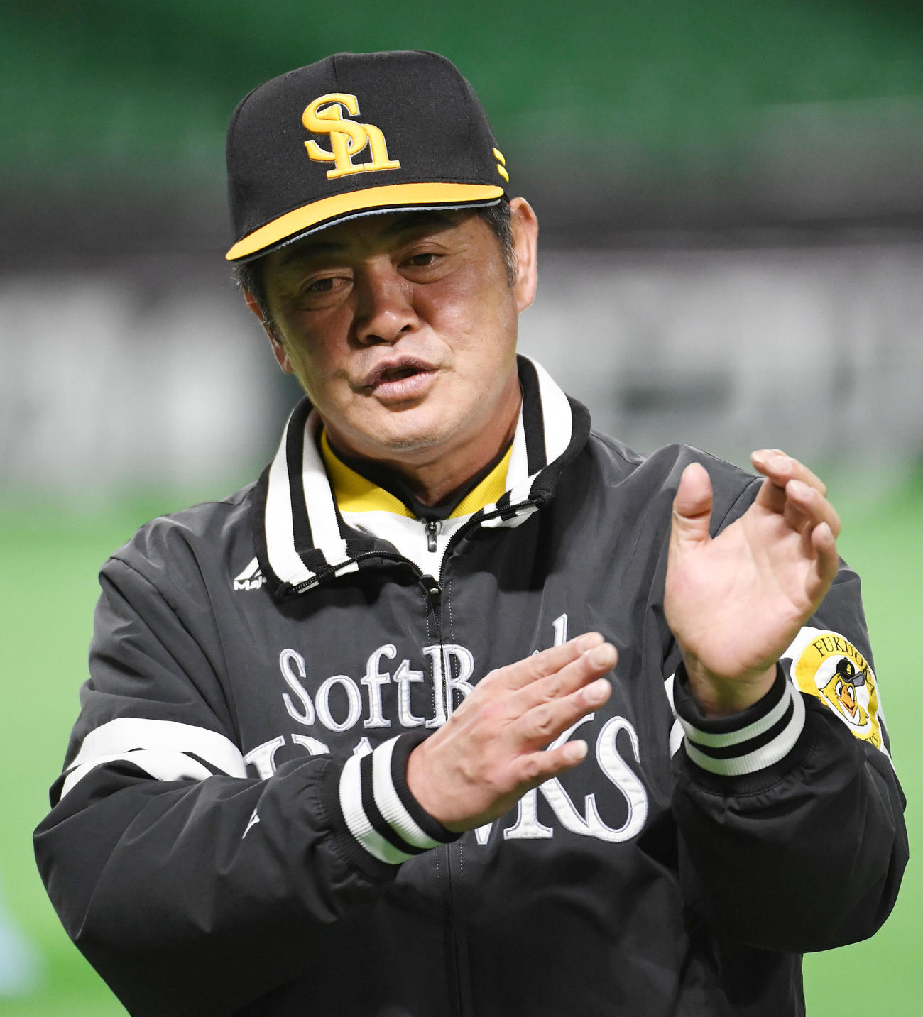 ソフトバンク情報　松本裕樹にボールの握りを指導する工藤公康監督（撮影・今浪浩三）