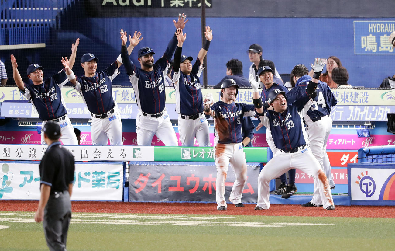 山川穂高はナインと「どすこい！」（2019年9月24日撮影）