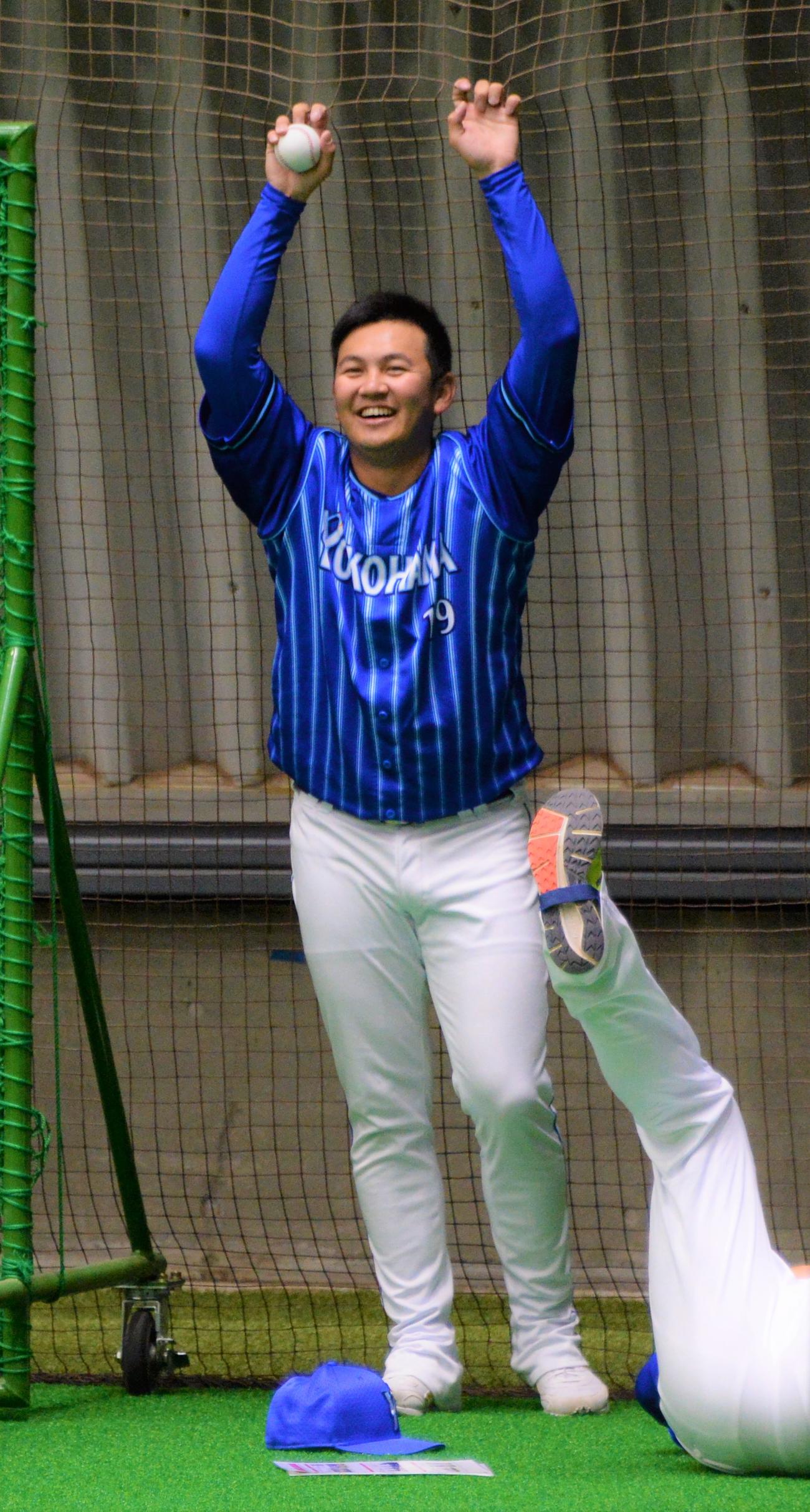 リラックスした表情を見せるDeNA山崎（撮影・鈴木正章）