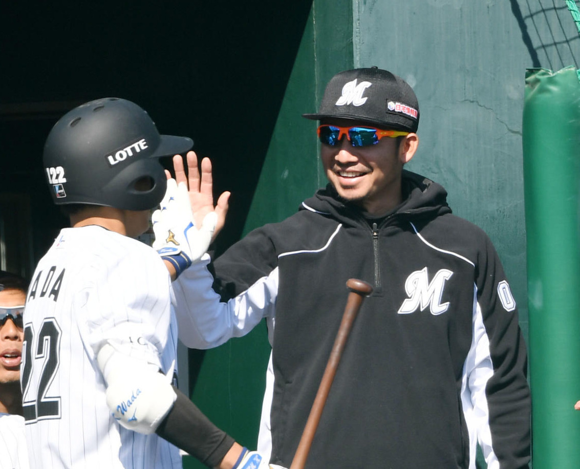 2軍オープン戦　ロッテ対楽天ロッテ　2回裏ロッテ2死、右越え本塁打を放った和田（左）をタッチで迎える鳥谷（撮影・横山健太）