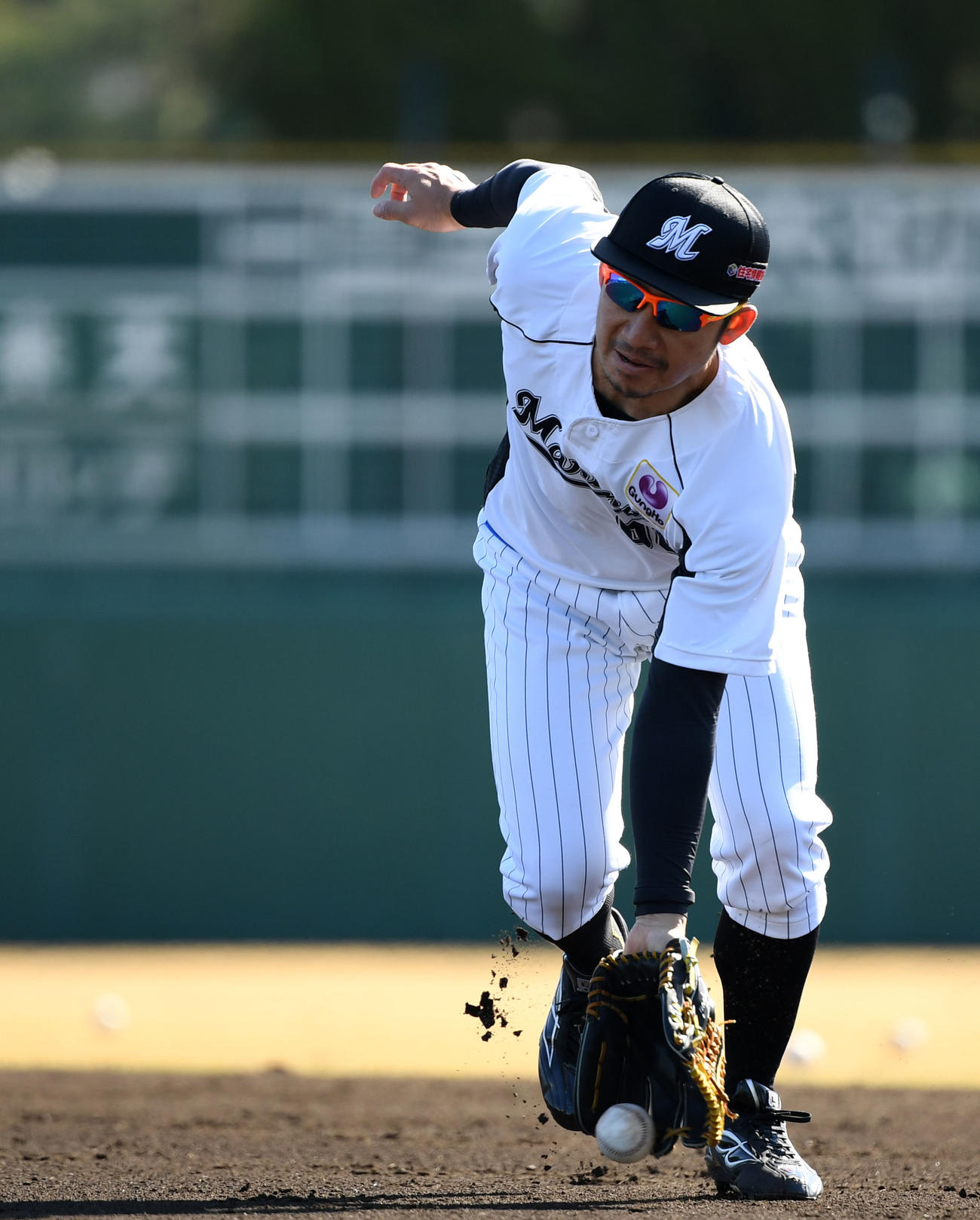 二塁でノックを受けるロッテ鳥谷（撮影・横山健太）