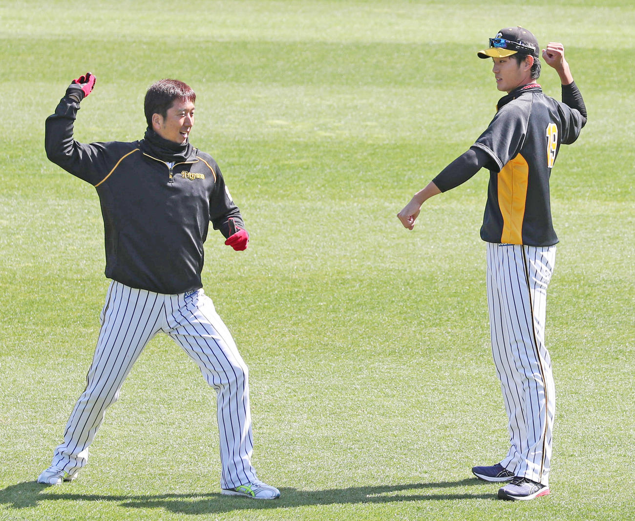 藤川（左）からアドバイスを受ける藤浪（撮影・清水貴仁）