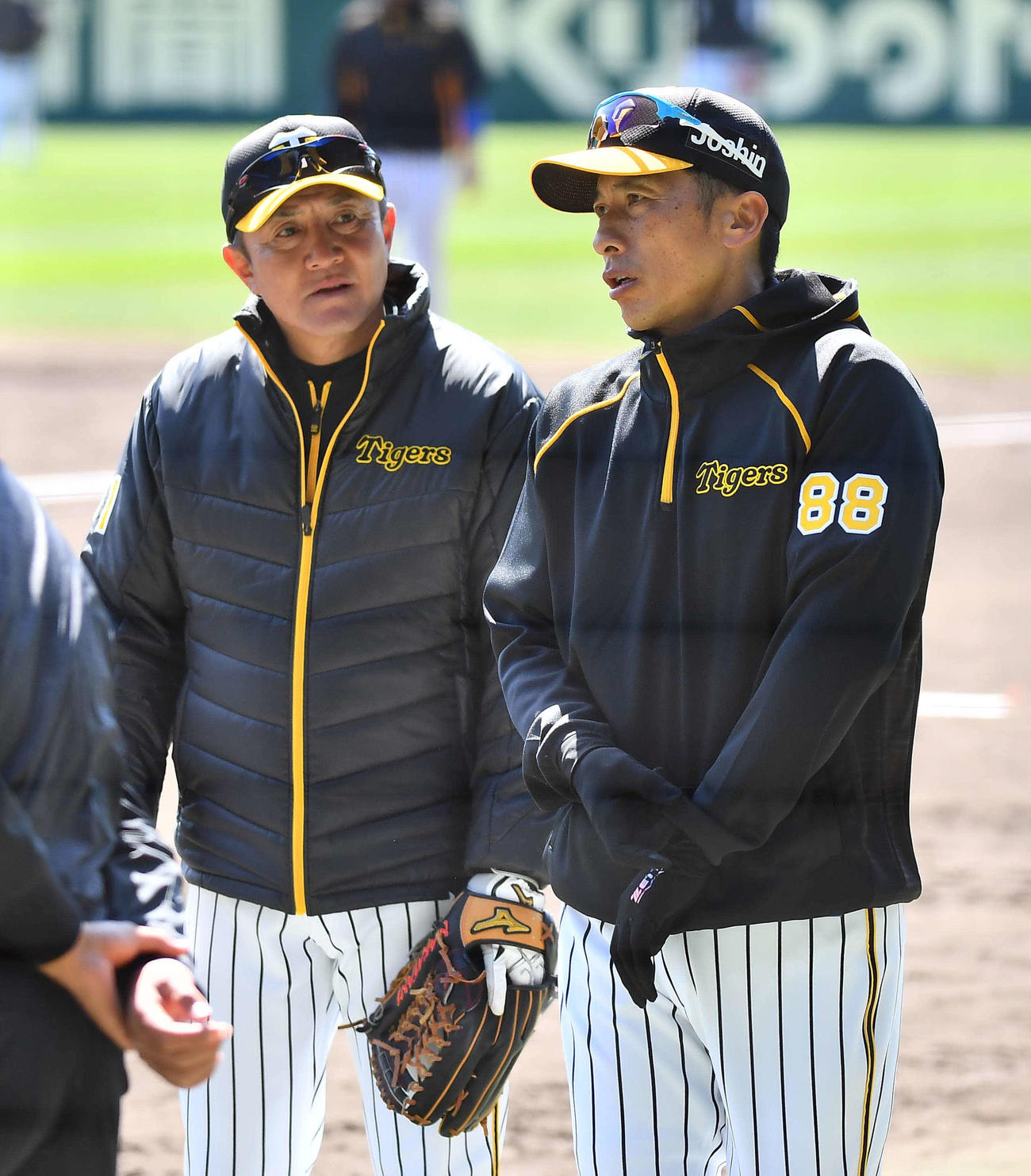 阪神清水ヘッドコーチ（左）と話す矢野監督（撮影・上田博志）