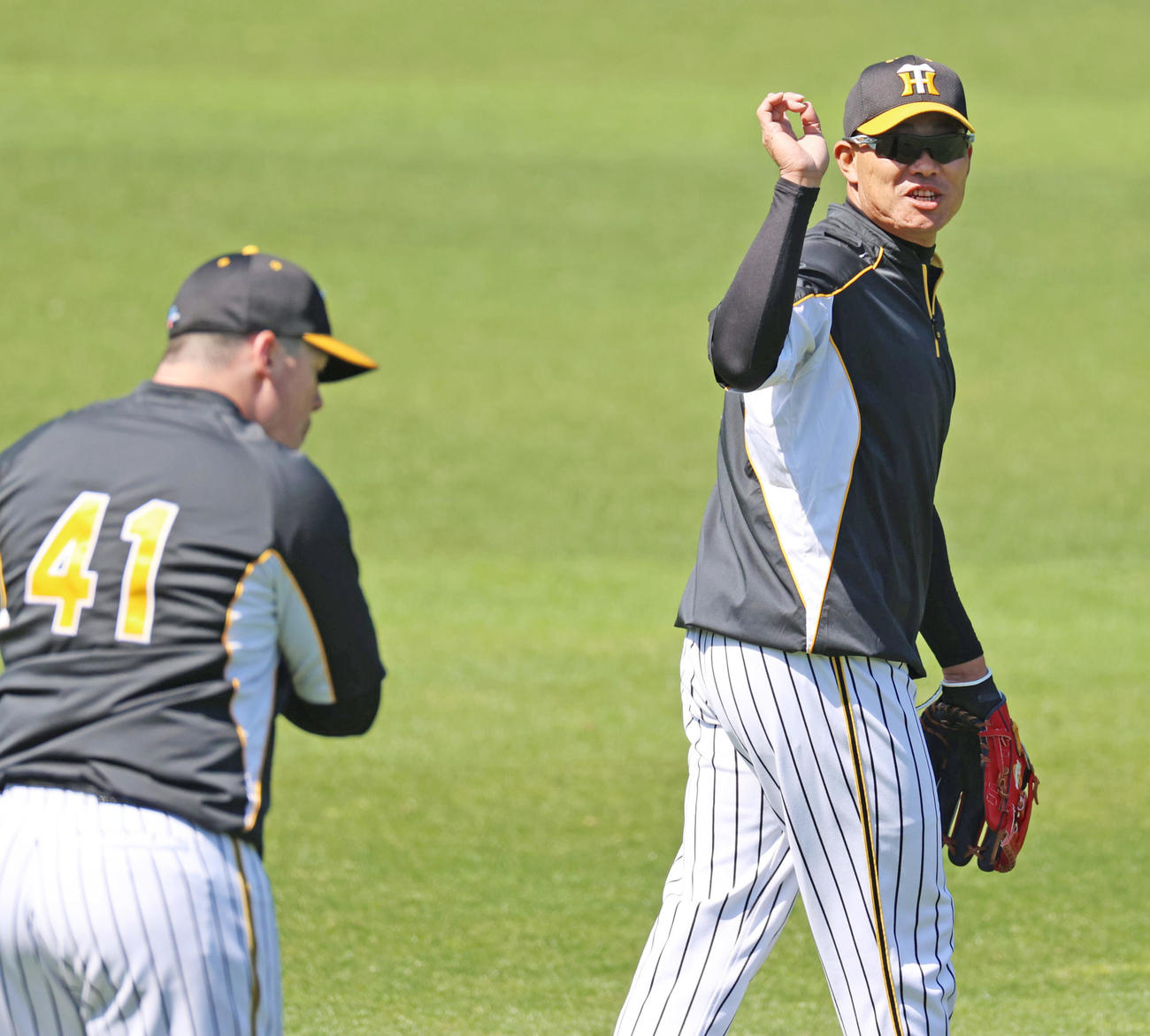 外野守備中にボーア（左）と話す福留（撮影・清水貴仁）