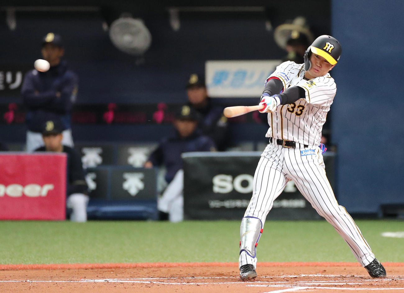 阪神対オリックス　2回裏阪神2死二塁、左中間へ先制適時二塁打を放つ糸原健斗（撮影・清水貴仁）