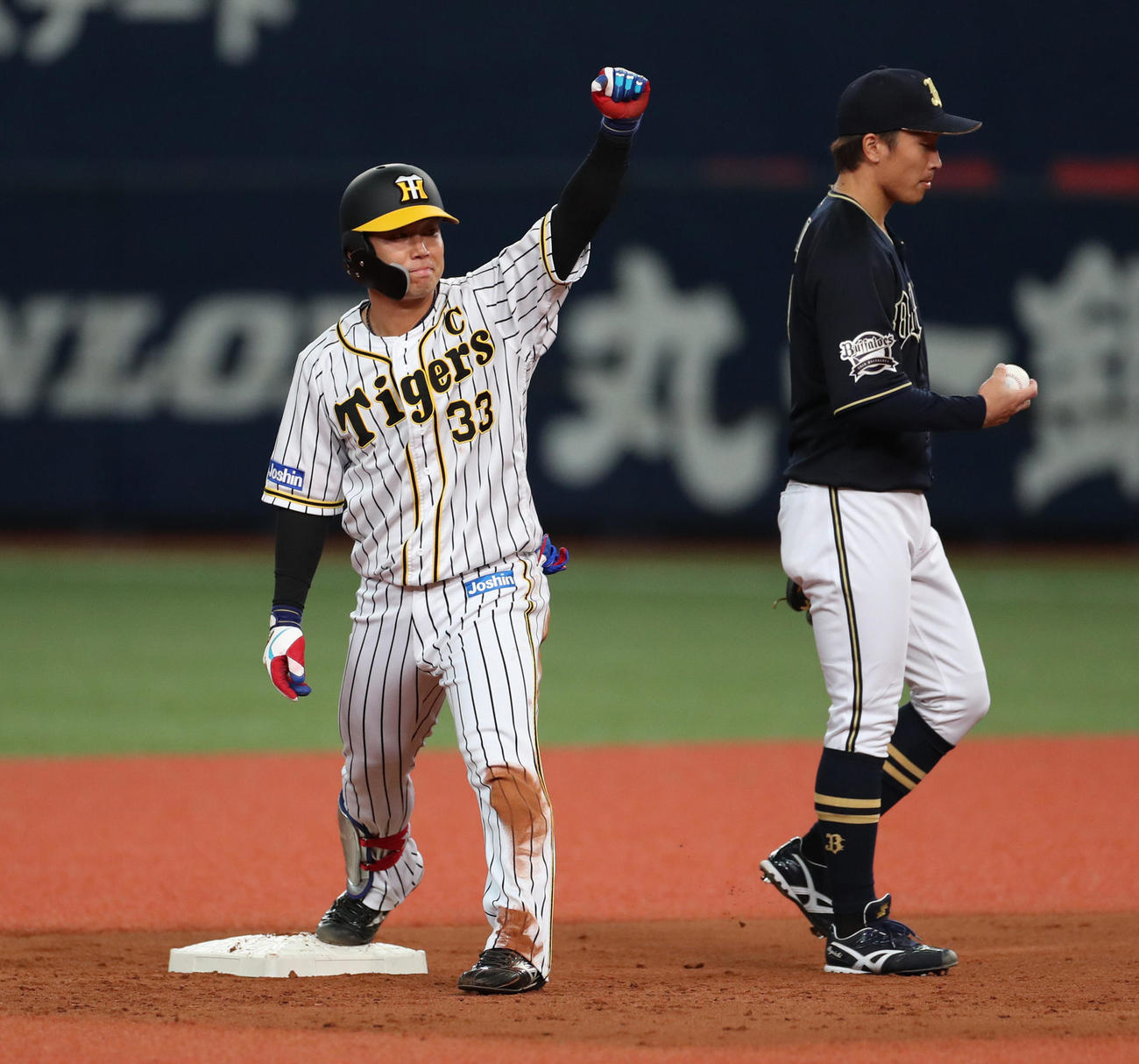 阪神対オリックス　2回裏阪神2死二塁、左中間へ先制適時二塁打を放つ糸原健斗（撮影・清水貴仁）