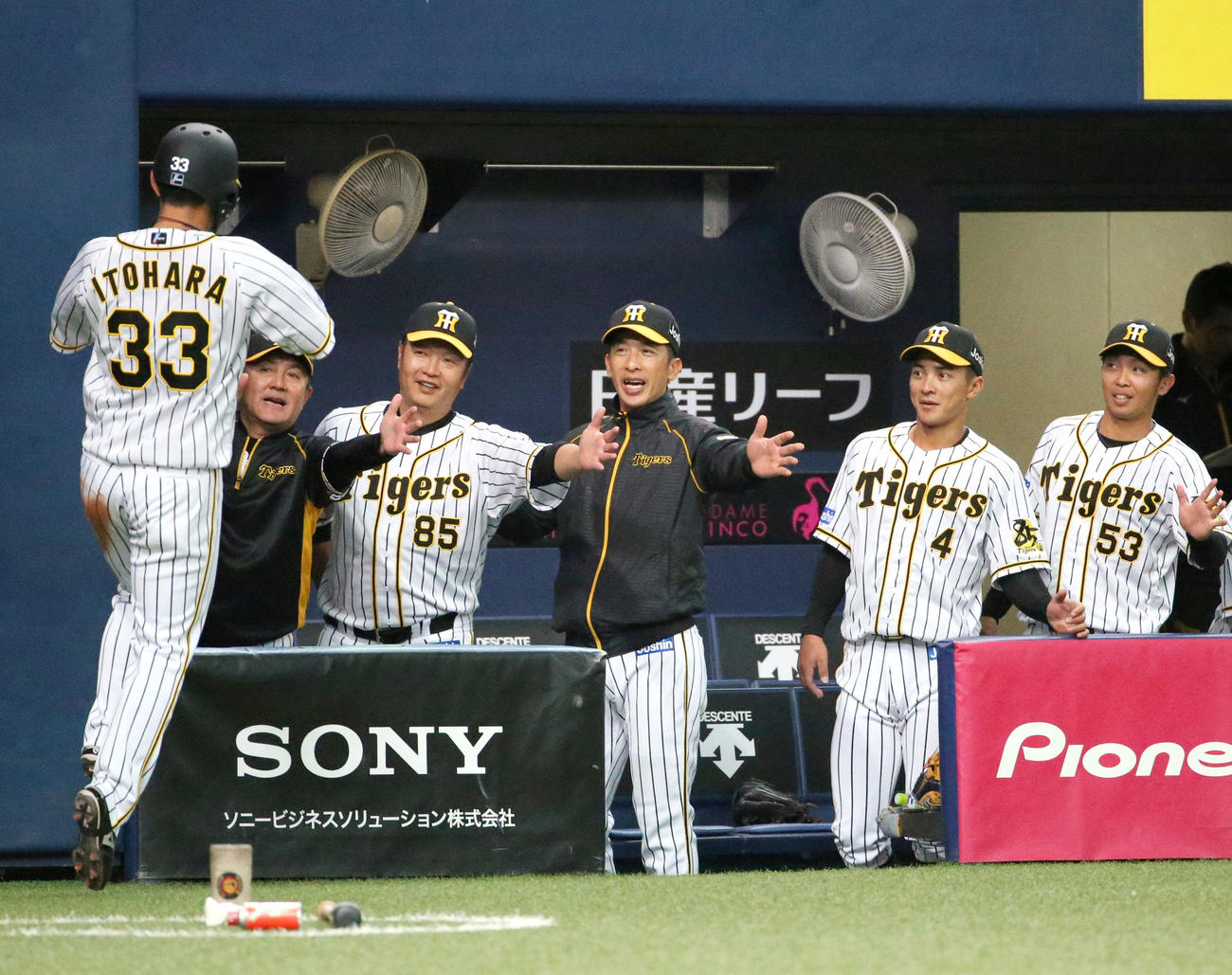 阪神対オリックス　2回裏阪神2死二塁、梅野の中前適時打で生還の糸原（左）を出迎える矢野監督（中央）ら阪神ベンチ（撮影・上山淳一）